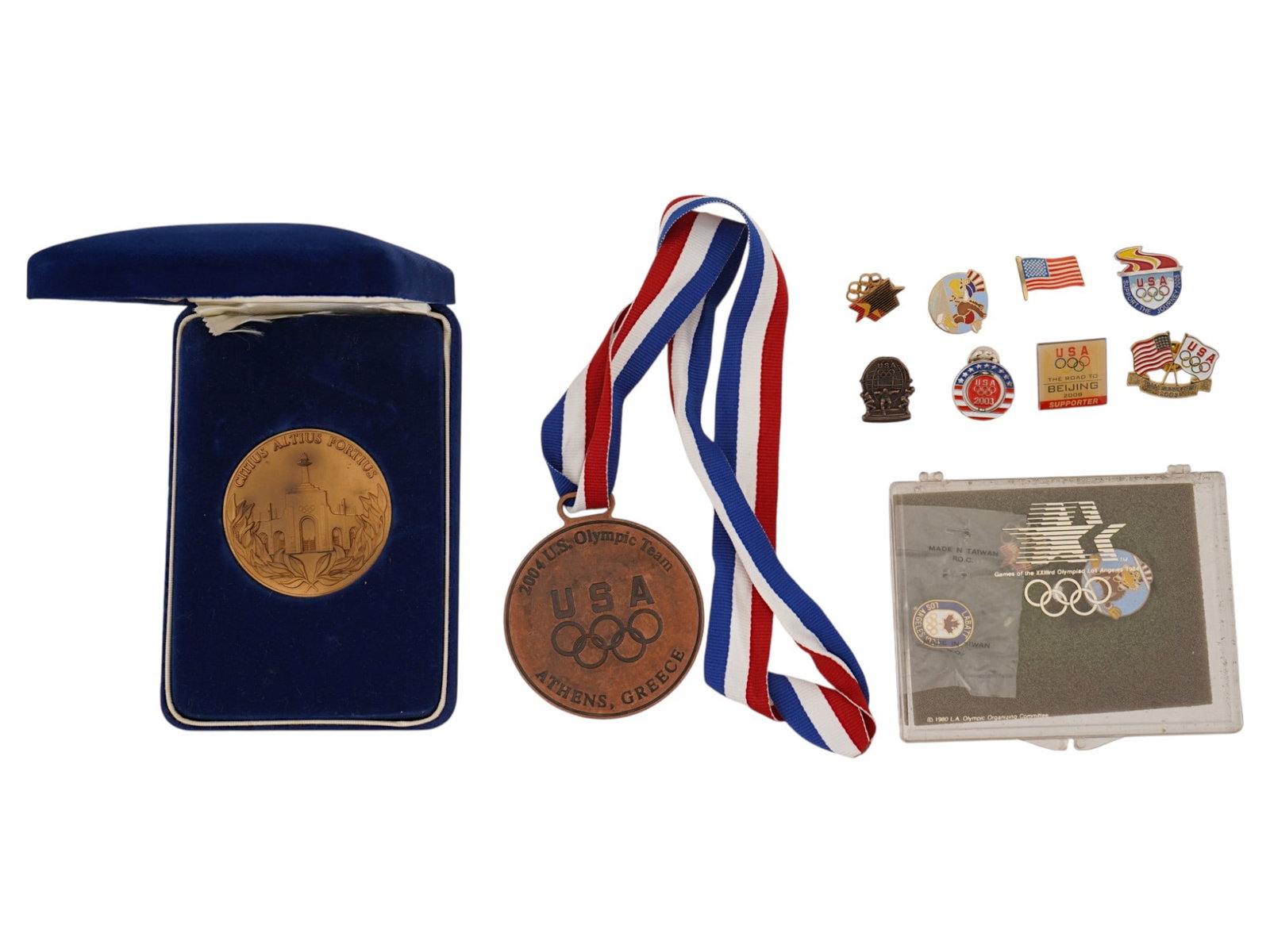LOT OF US OLYMPIC SPORTS MERCHANDISE MEDALS PINS: A collection of US Olympic merchandise, including souvenir medals and pins from various years. The collection includes a fan medal for the 2004 U.S. Olympic Team on a tricolor ribbon, issued for the S
