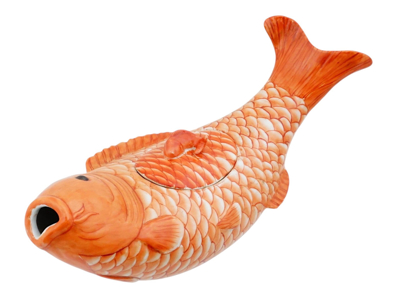 JAPANESE TAI FISH COVERED FIGURAL PORCELAIN BOX: A Japanese ceramic vessel or bowl realistically modelled in the form of a Tai or red snapper fish, featuring a two part construction with a removable lid. The exterior is decorated with a relief molde
