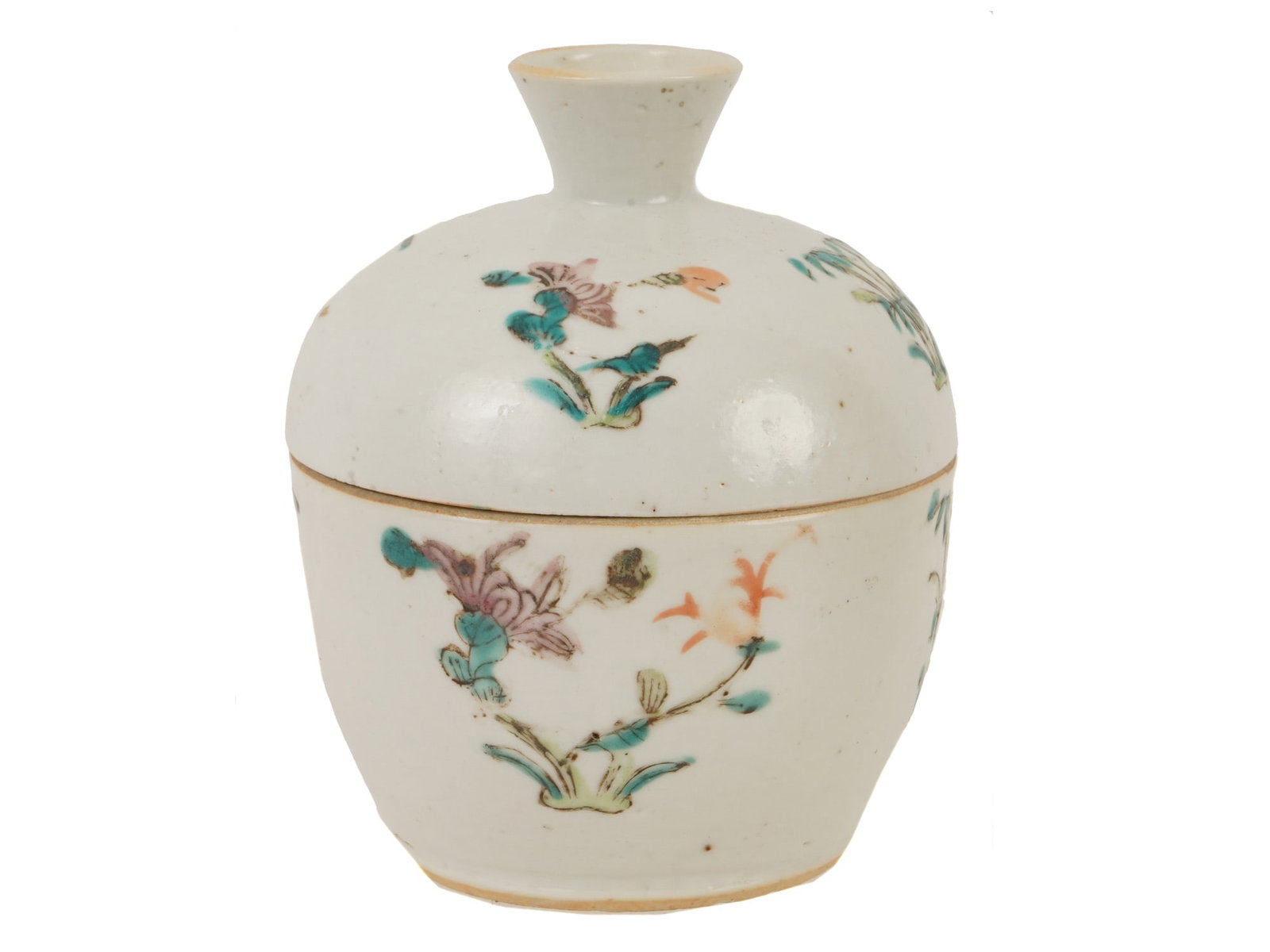 ANTIQUE CHINESE FAMILLE ROSE TONGZHI REIGN PORCELAIN JAR: An antique Chinese Famille Rose porcelain sugar lidded jar from the Tongzhi reign of the Qing Dynasty features a globular body decorated with delicately rendered floral sprays and butterflies in an ov