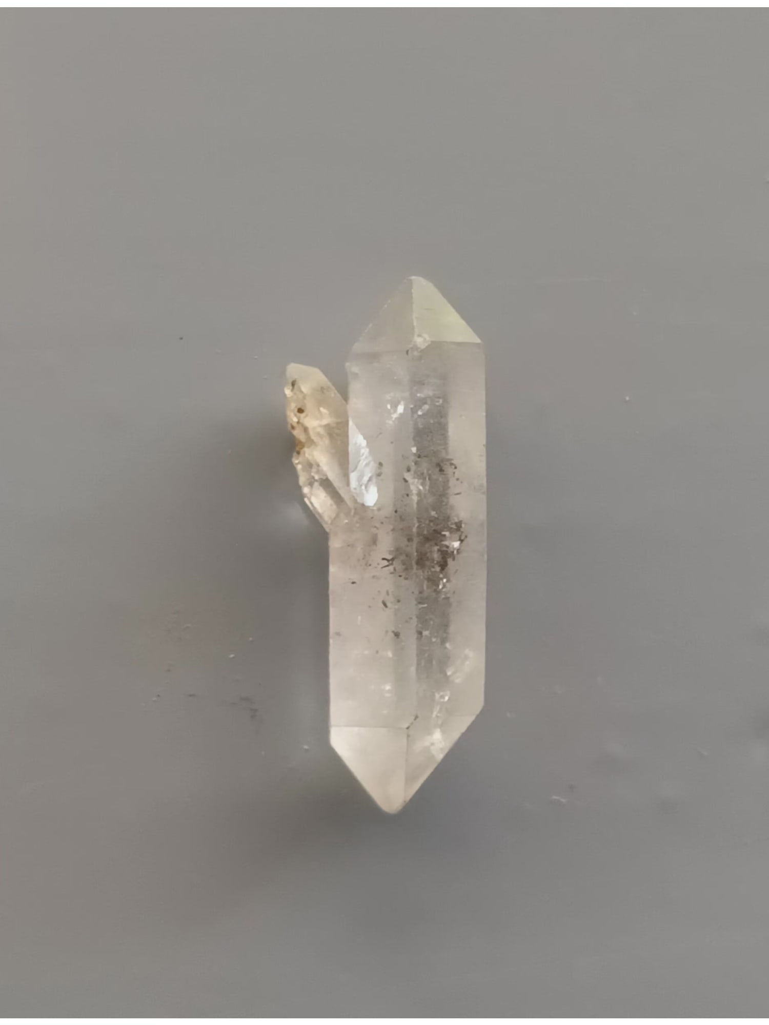 QUARTZ CRYSTAL: Clear branching quartz crystal. Weight: 1.29 grams. Origin: Lechang mine, Guangdong, China. (QU130/44) THIS LOT QUALIFIES FOR A 30-DAY UNCONDITIONAL RETURN FROM THE DATE OF SALE. BUYERS ARE RESPONSIBL