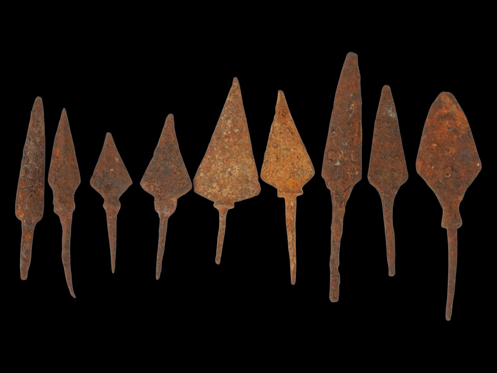 GROUP OF ANCIENT GRECO-ROMAN IRON ARROWHEADS: A lot of Ancient Mediterranean iron arrowheads. Ancient Greece or Rome, 400 BC to 200 AD. A total of 9 items. Archaeological Finds And Historical Relics, Metalwork, Weaponry And Armor. THIS LOT IS ELI