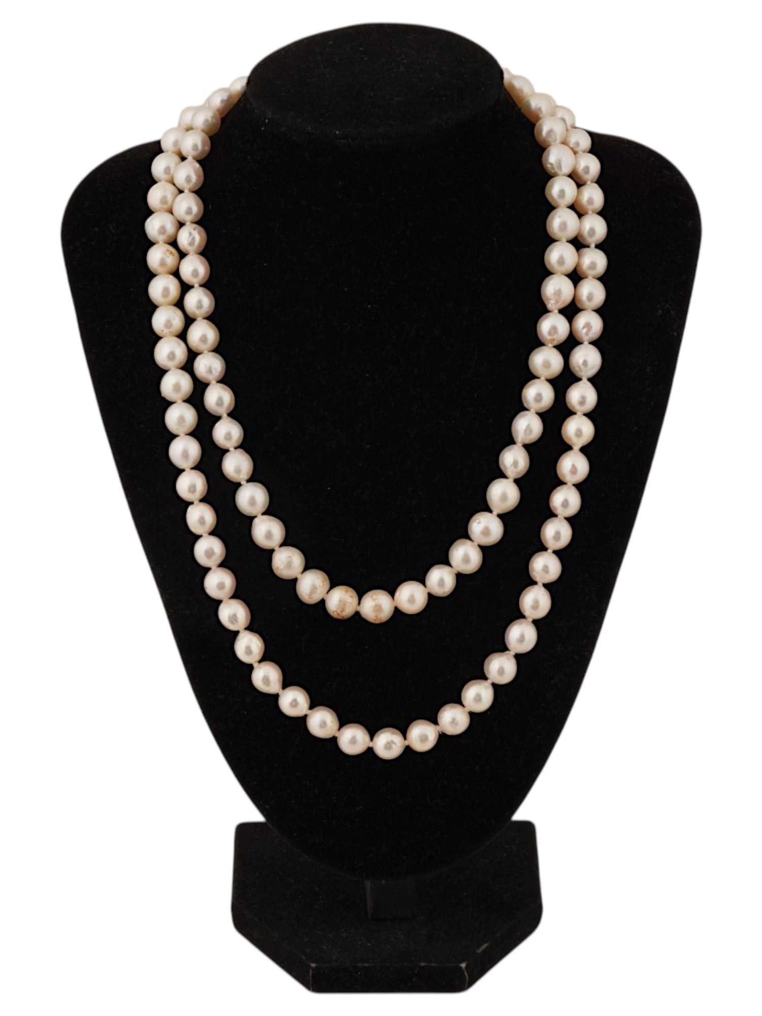 VINTAGE PEARL BEADED NECKLACE W 18K GOLD CLASP: A vintage necklace composed of round creamy color pearl beads of the same sizes. The clasp is marked with 18K gold standard. Mineral Stone Jewelry And Fashion Accessories. Total weight: 103 g. THIS LO