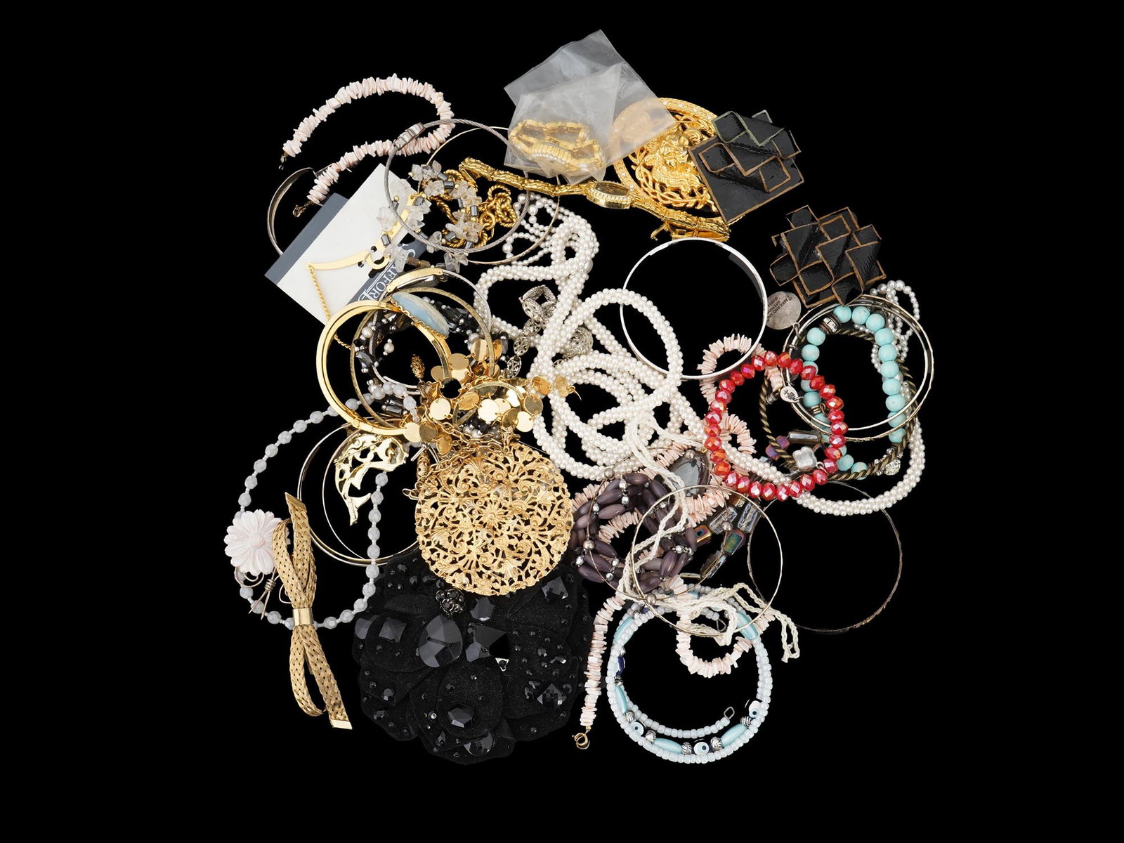 VINTAGE COSTUME JEWELRY VARIOUS DESIGNS AND MATERIALS (1 of 6)