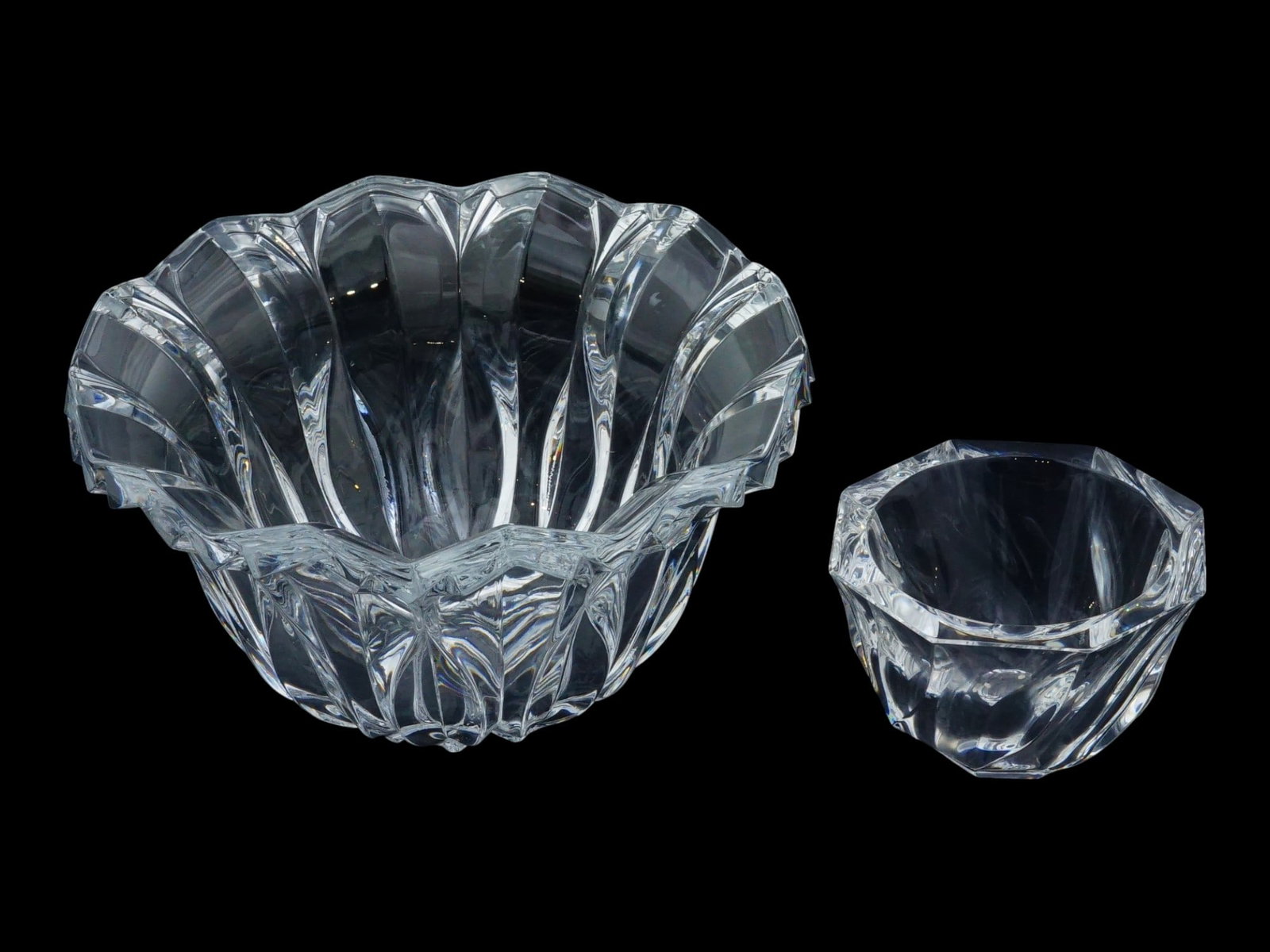 TWO VINTAGE CRYSTAL GLASS BOWLS (1 of 7)