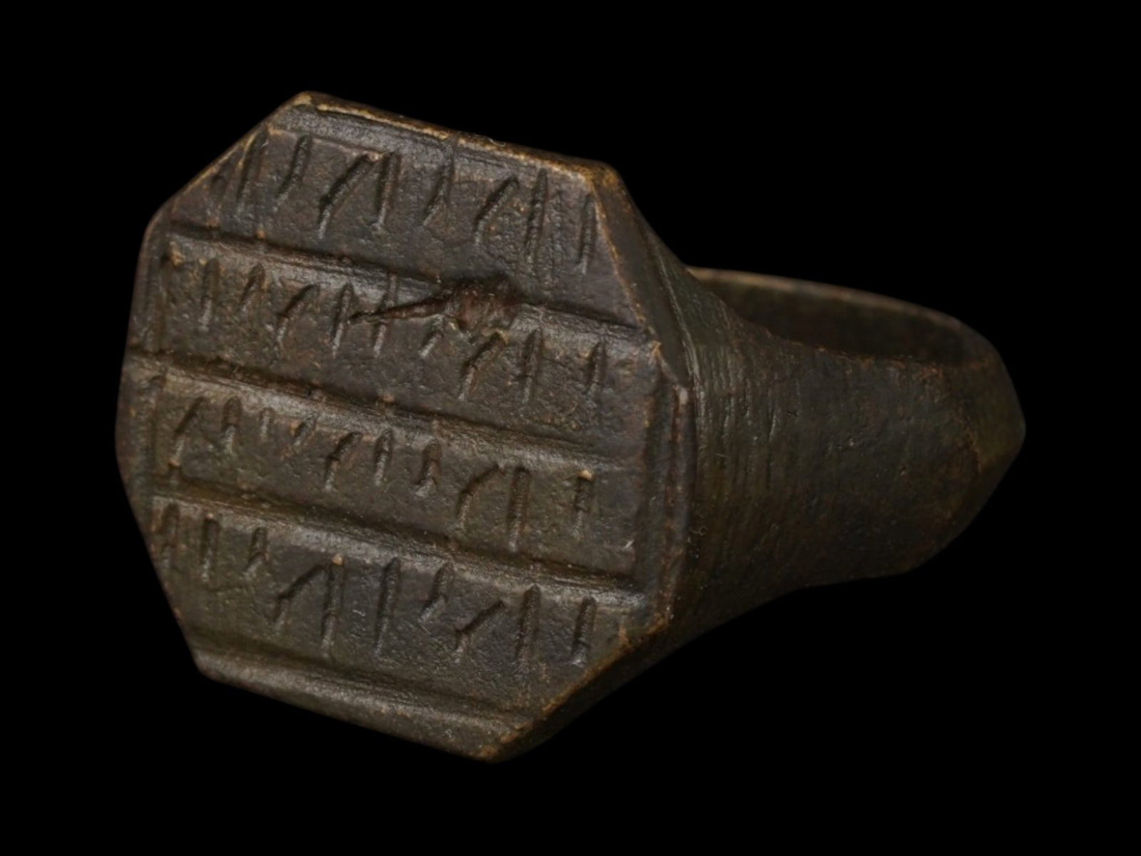 ANCIENT ISLAMIC PERIOD BRONZE RING WITH INSCRIPTIONS (1 of 6)