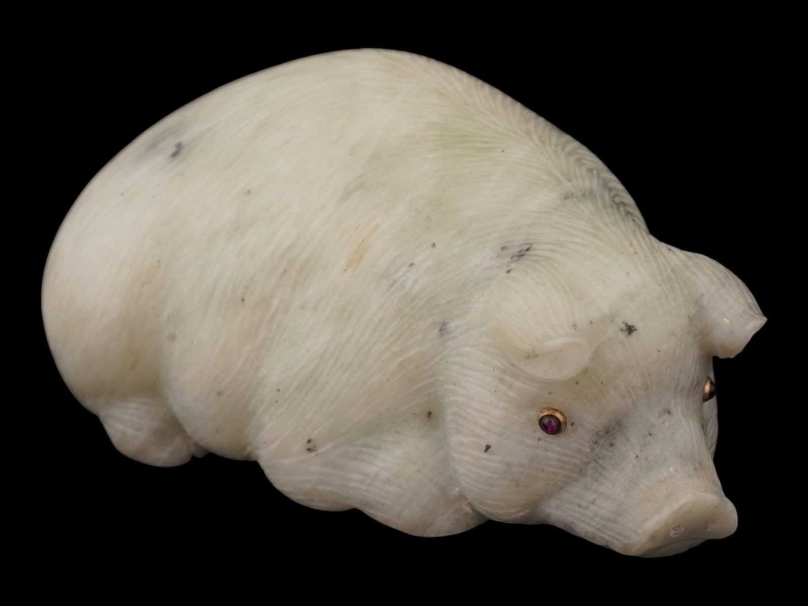 RUSSIAN CARVED AGATE FIGURINE OF A PIG W GEMSTONE EYES: A Russian carved white agate figurine of a pig. Fine texture details. Gemstone eyes in gold fittings. Unmarked. Total Weight: 64 g. Collectible Russian Jewelry And Decor. THIS LOT IS ELIGIBLE FOR A