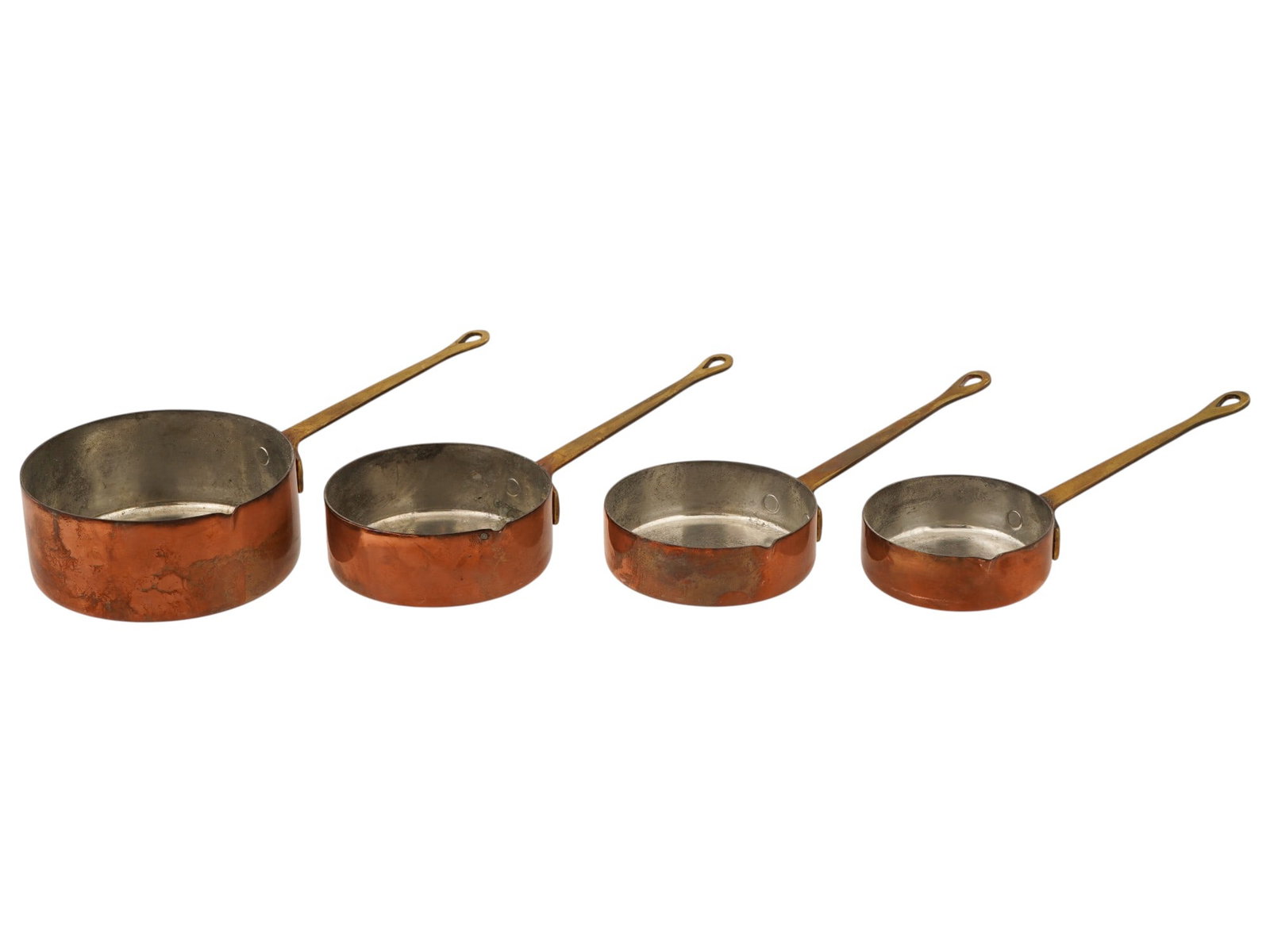 VINTAGE AMERICAN WALDOW BROOKLYN COPPER SAUCEPANS: A set of four vintage American Waldow Brooklyn copper saucepans produced by the Thomas Bruno Waldow Company in Brooklyn, New York. Each with a heavy-gauge copper tin-lined interior and a sturdy cast b