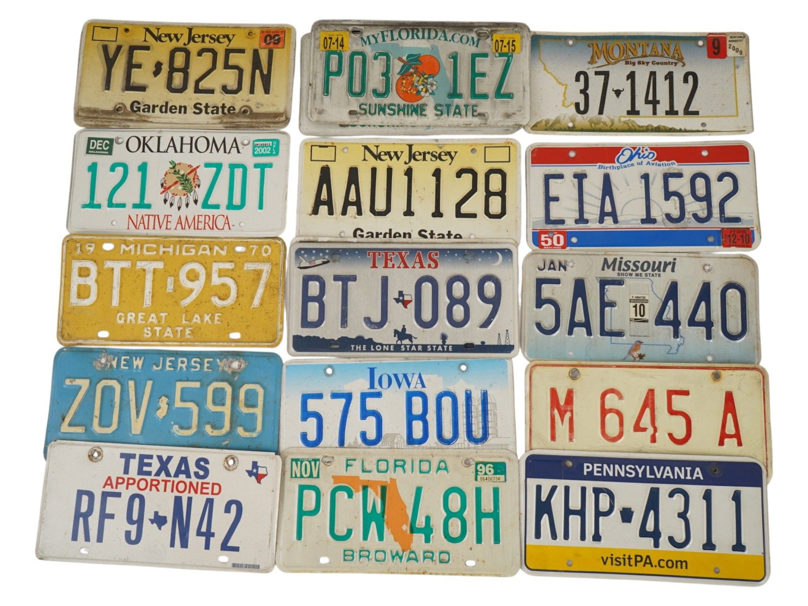 LOT OF VINTAGE UNITED STATES LICENSE PLATES: A collection of vintage American vehicle registration plates. A total of 20 items. Pieces from various U.S. states, with markings and inspection stickers. Car Collectibles, Automobilia, Transportation