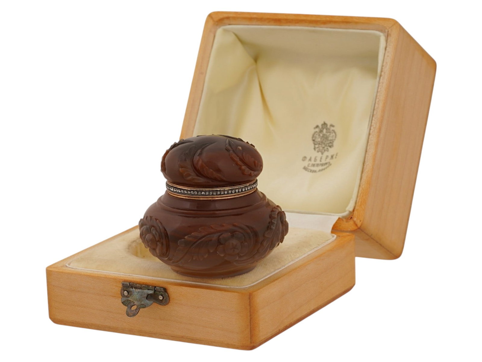 RUSSIAN CARVED HARDSTONE JAR W GOLD AND DIAMOND RIM: A Russian carved hardstone jar with a cover designed as a decorative trinket or powder box. Exhibits a rich, semi-translucent caramel and deep amber-brown tone with natural banded variations. The