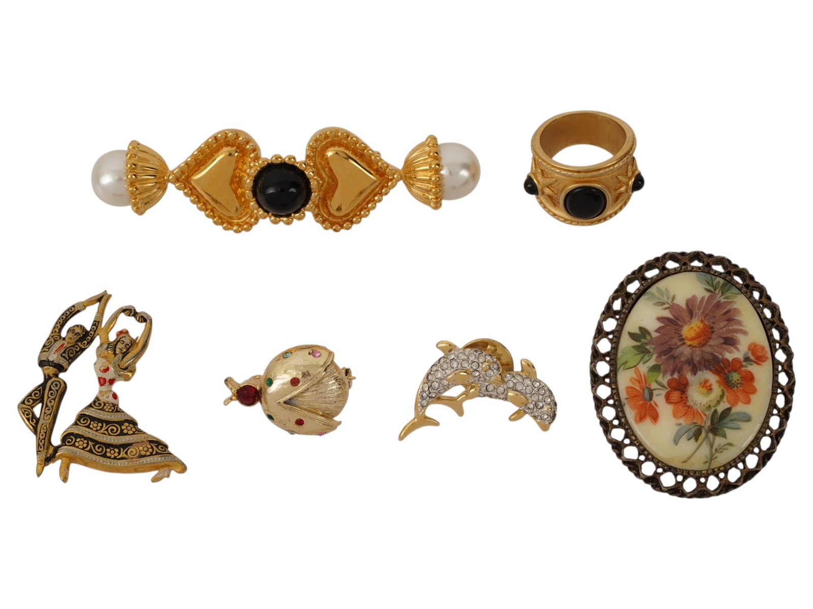 COLLECTION OF SIX PIECES OF COSTUME JEWELRY WARES: A collection of six pieces of costume jewelry, including four brooches, one pin, and one ring. The selection features a gold tone bar brooch adorned with twin hearts, faux pearls, and a central black 