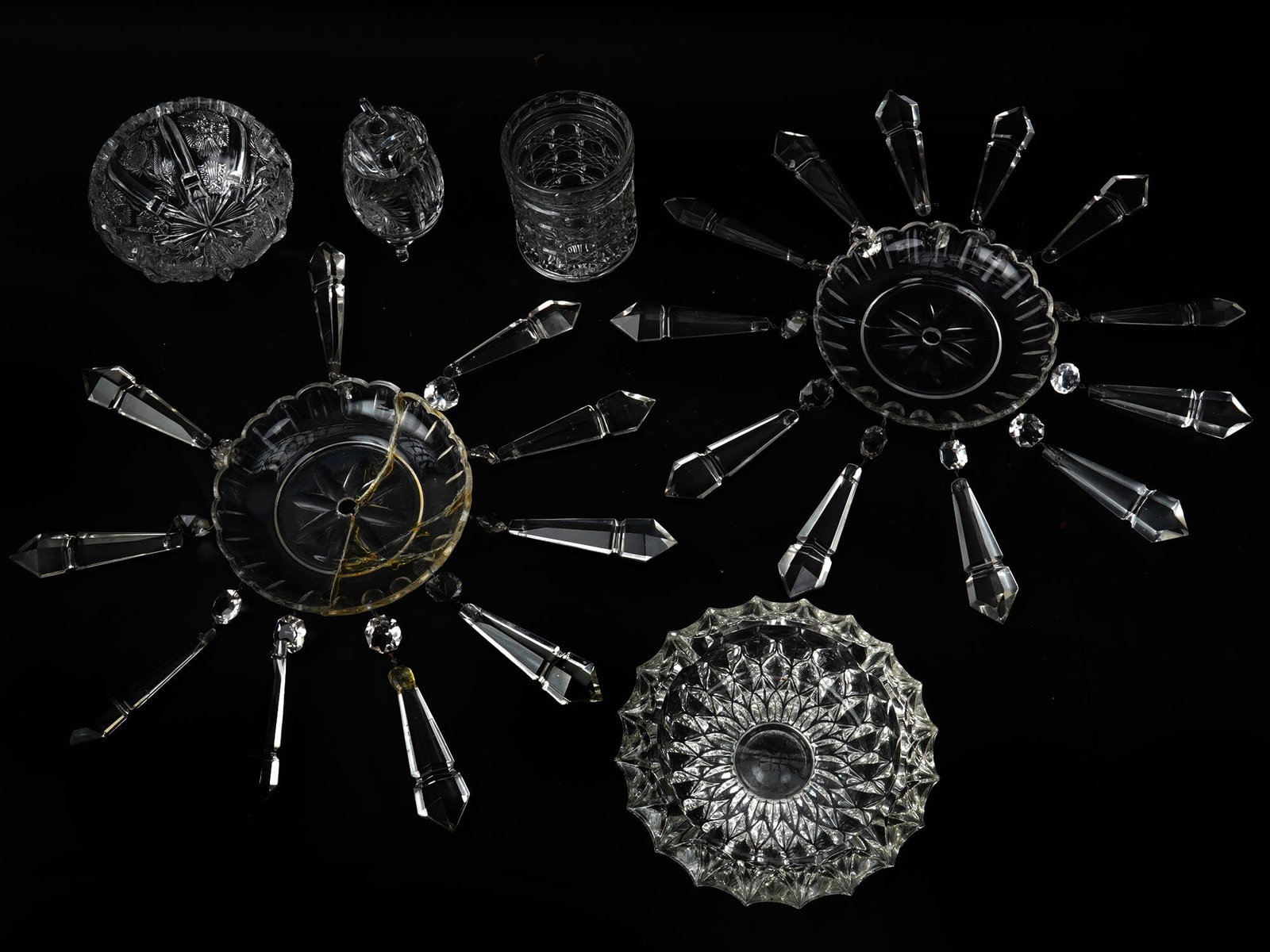A SMALL COLLECTION OF SIX CRYSTAL CUT GLASS WARE (1 of 5)