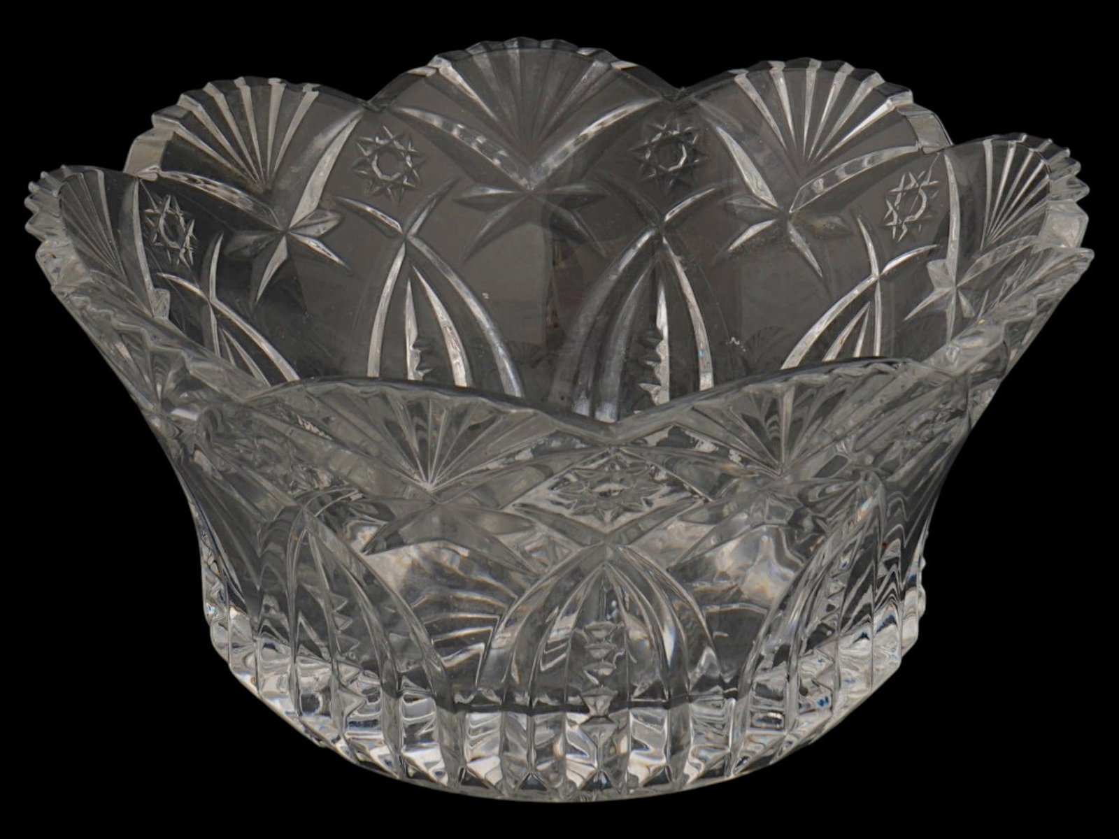 VINTAGE CRISTAL DARQUES CENTERPIECE BOWL VINCENNES: A vintage crystal centerpiece bowl in the Vincennes pattern by Cristal dArques, produced under the historic J.G. Durand glassworks of France. Features detailed geometric cuts including elegant arches,