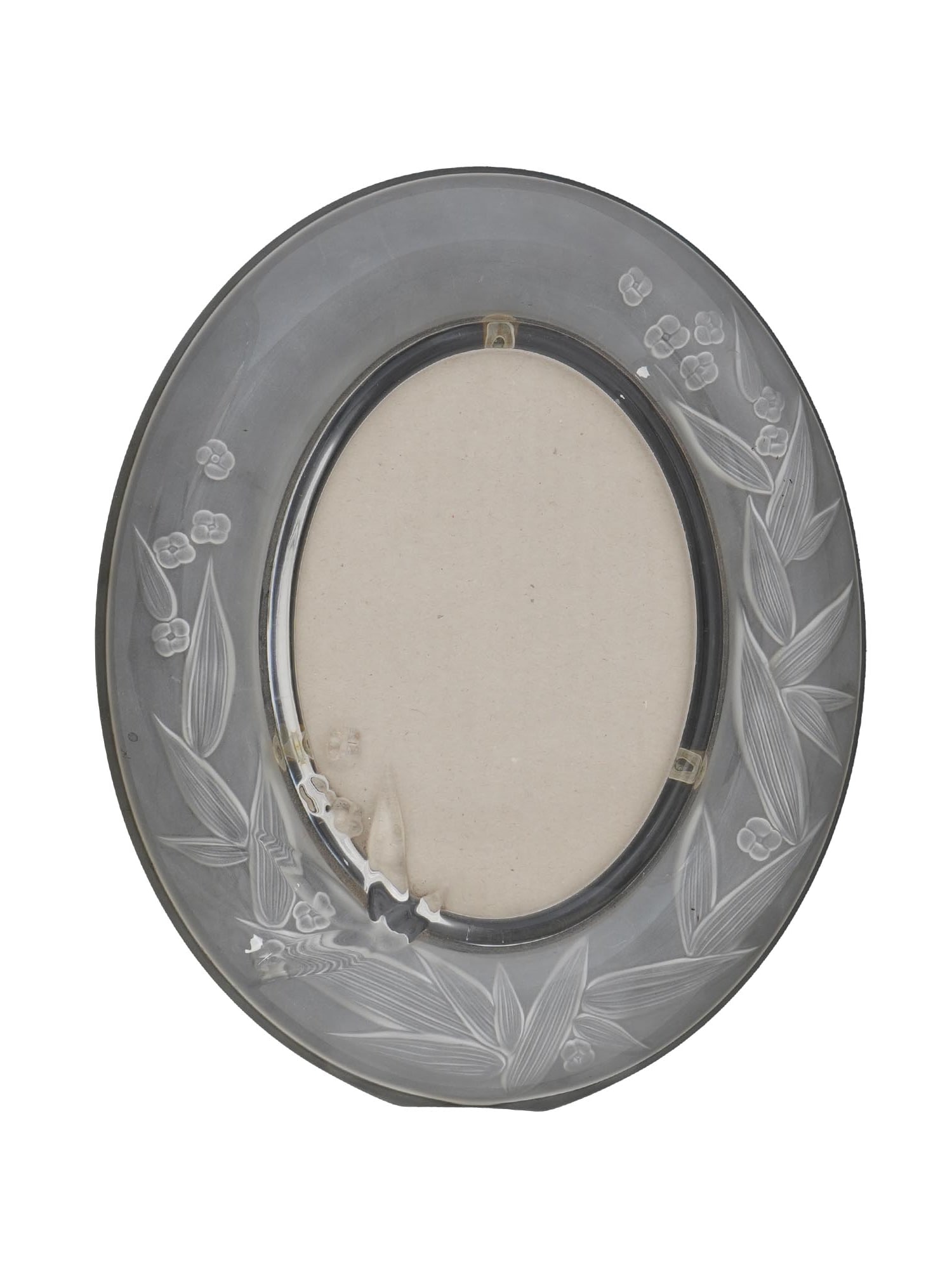 VTG MIKASA OVAL FROSTED GLASS LEAF DESIGN PHOTO FRAME: A vintage Mikasa oval shaped frosted glass photo frame decorated with relief floral and leaf design. Vintage Picture Frames, Silver Decorative Collectibles, Desktop Accents And Accessories. THIS LOT I