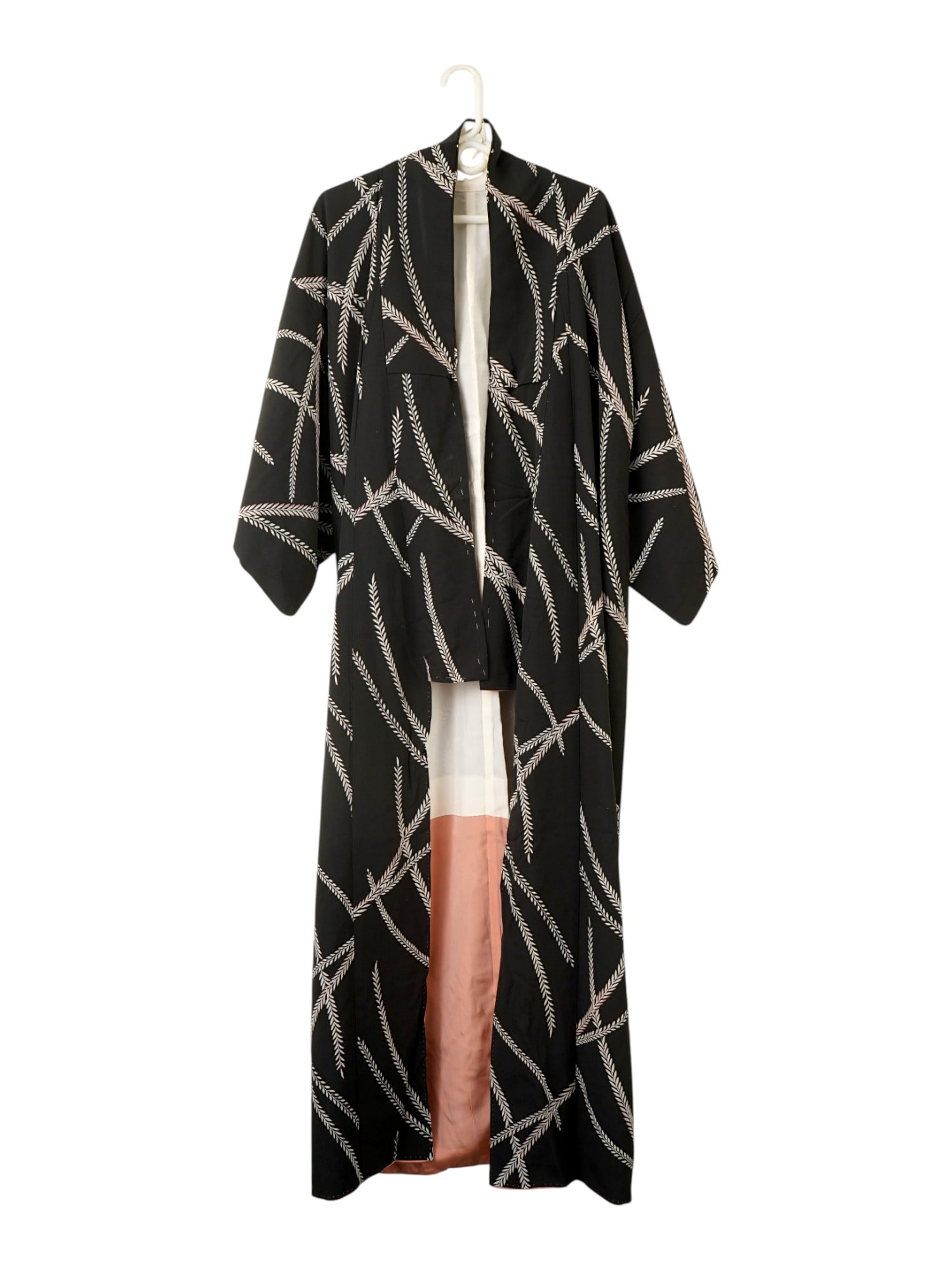 VINTAGE JAPANESE SHOWA ERA WOMENS SILK KIMONO: A vintage Japanese women's silk kimono. Showa period, ca. 1950s to 1970s. A casual to semi-formal black piece with an all-over repeating motif of stylized willow or bamboo-like branches in white.