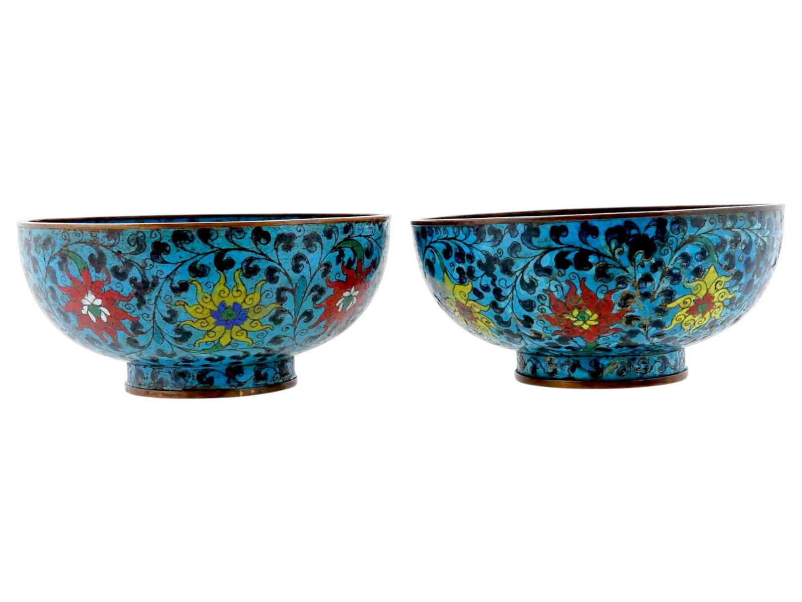 PAIR OF ANTIQUE CHINESE QING CLOISONNE ENAMEL BOWLS: A pair of antique Chinese copper footed bowls with cloisonne enamel design. Late Qing dynasty, before 1912. Round shape, floral motif against the turquoise blue background. Jingtai mark on the bottom 