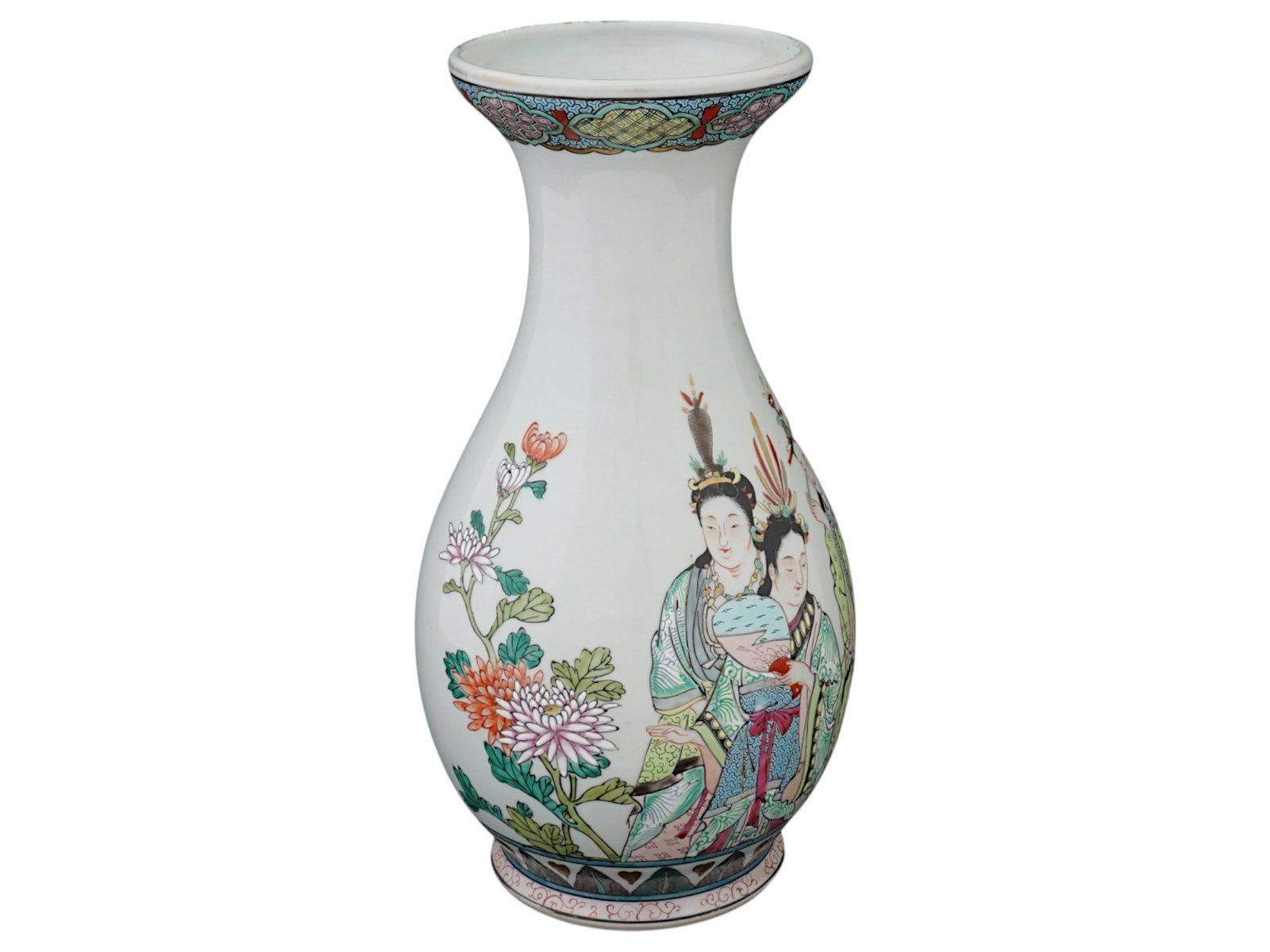 ANTIQUE CHINESE FAMILLE ROSE PORCELAIN VASE: An antique Chinese Famille Rose painted porcelain vase. The vase is constructed with a globular body rising to a tall cylindrical neck flaring at the rim. The exterior of the vase is decorated with a 