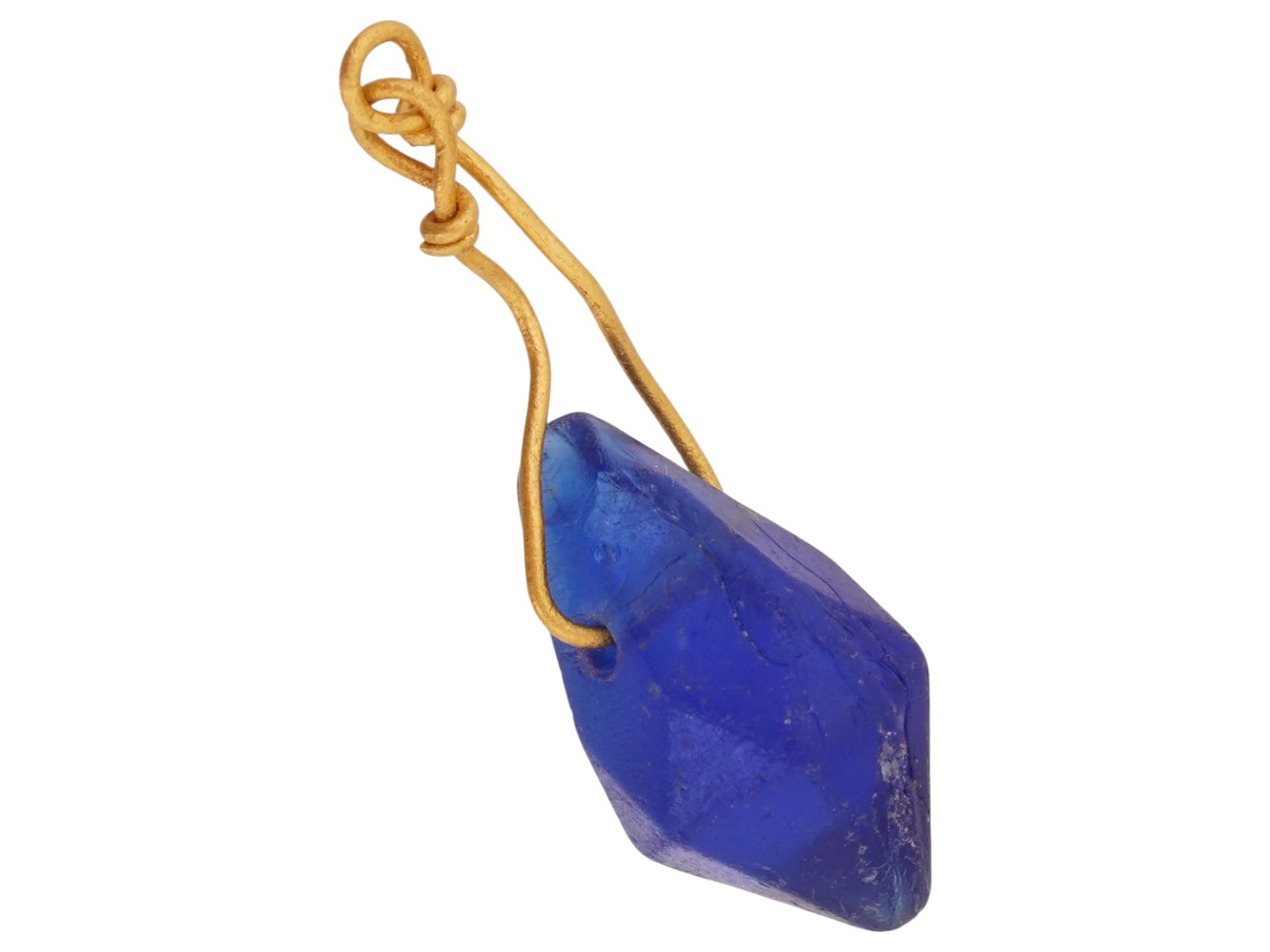 ANCIENT ROMAN GLASS AND GOLD PENDANT 100 TO 300 AD: An ancient Roman blue glass pendant with yellow gold fittings. The pendant has a faceted diamond shape. Circa: 100 to 300 AD. Collectible Jewelry, Archaeological Finds And Relics. Total weight 0.47 g.