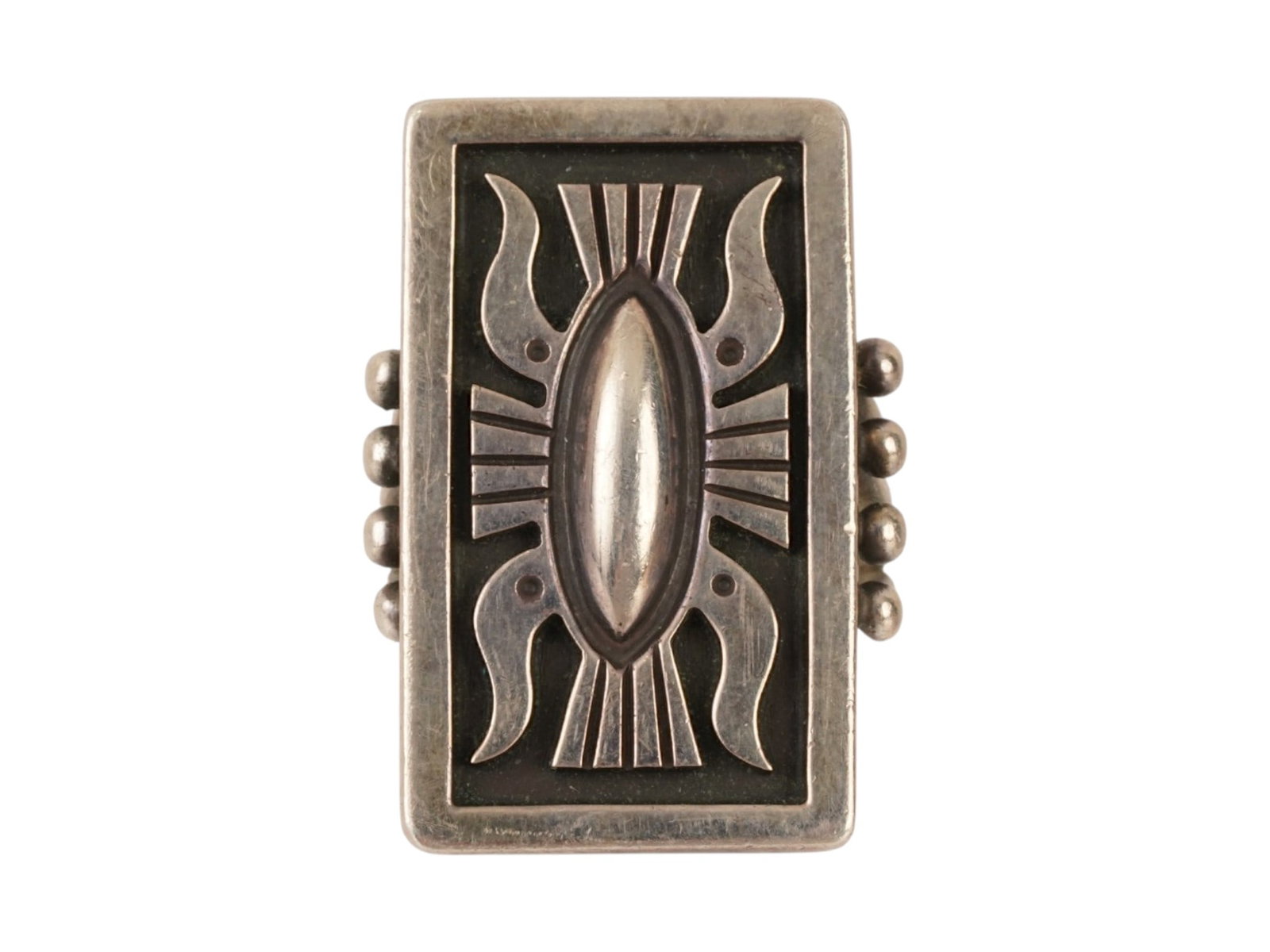 VINTAGE AMERICAN STERLING SILVER OVERLAY RING: A vintage American sterling silver overlay ring featuring a geometric motif inspired by traditional Southwestern iconography. Crafted using the classic overlay technique, the design contrasts