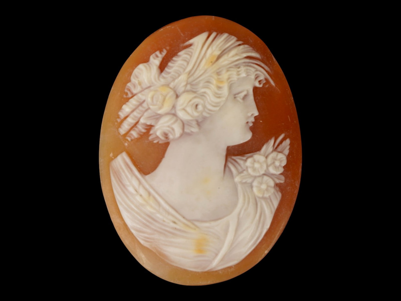 VINTAGE FEMALE PORTRAIT CARVED SHELL CAMEO: A hand carved conch shell cameo. Female profile portrait rendered in high relief. Oval shape. Collectible Jewelry And Glyptic Art, Sculpture. THIS LOT IS ELIGIBLE FOR A 30-DAY UNCONDITIONAL RETURN FRO