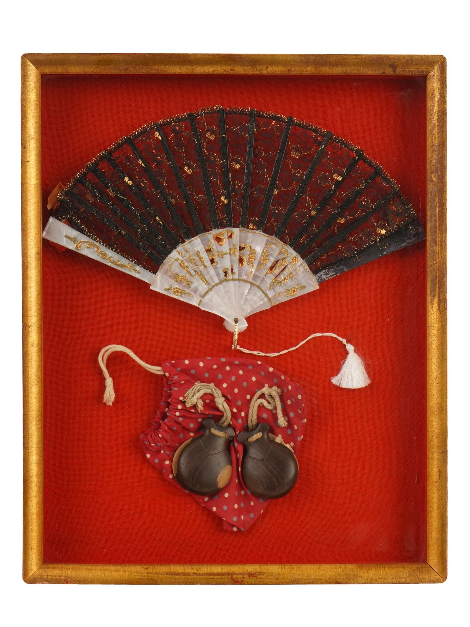 VINTAGE SPANISH TRAVEL MEMORABILIA DISPLAY BOX: A vintage display box with a composition dedicated to Spanish culture. Includes a nacre and lace fan and castanets with a pouch. Travel Souvenirs, Wall Decor, Spain. THIS LOT IS ELIGIBLE FOR A 30-DAY 
