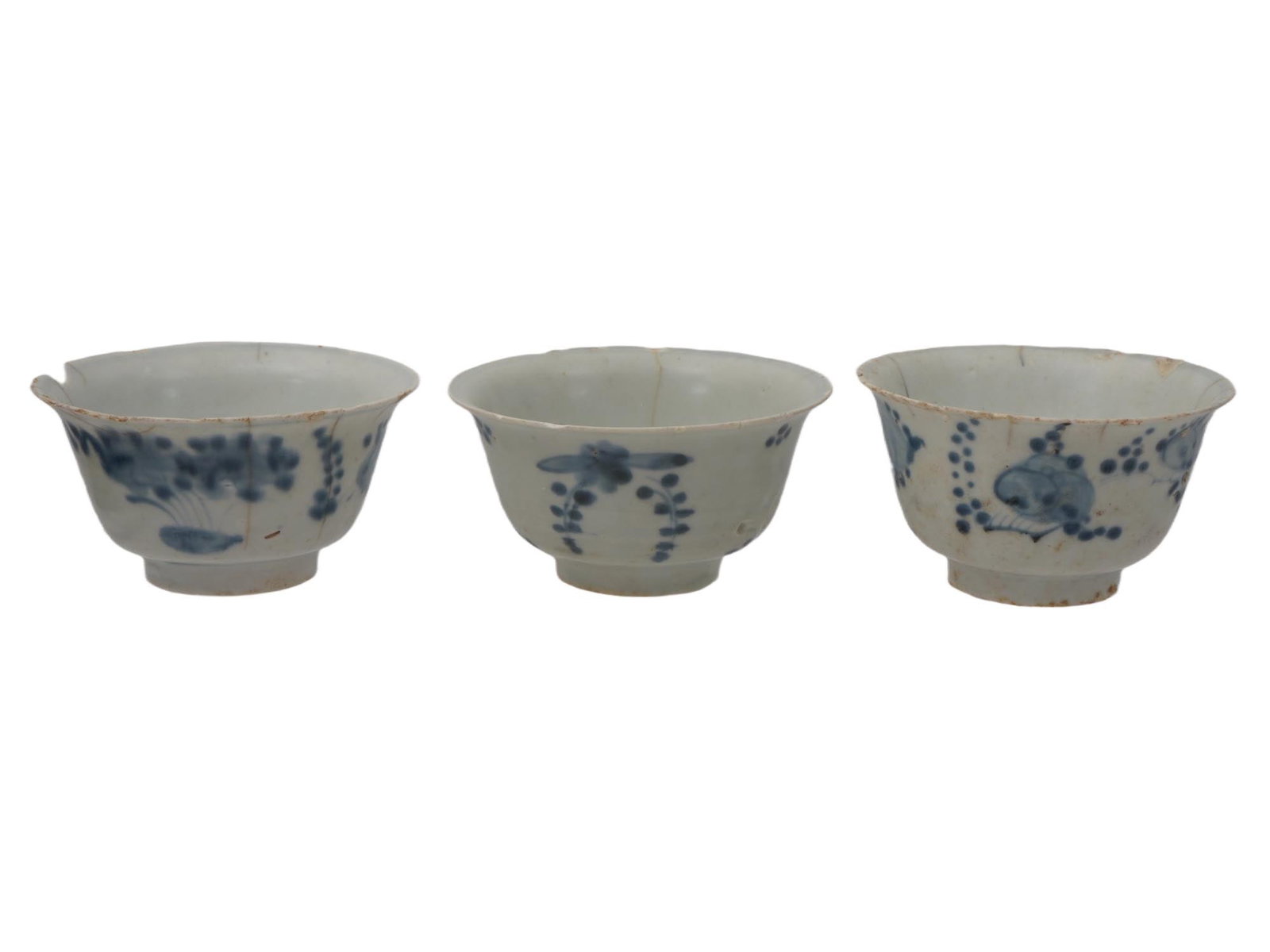 ANTIQUE CHINESE MING BLUE AND WHITE PORCELAIN BOWLS: A group of three antique Chinese blue and white porcelain bowls, produced during the late Ming dynasty, circa late 17th century, and probably intended for export to Southeast Asian markets. The bowls 