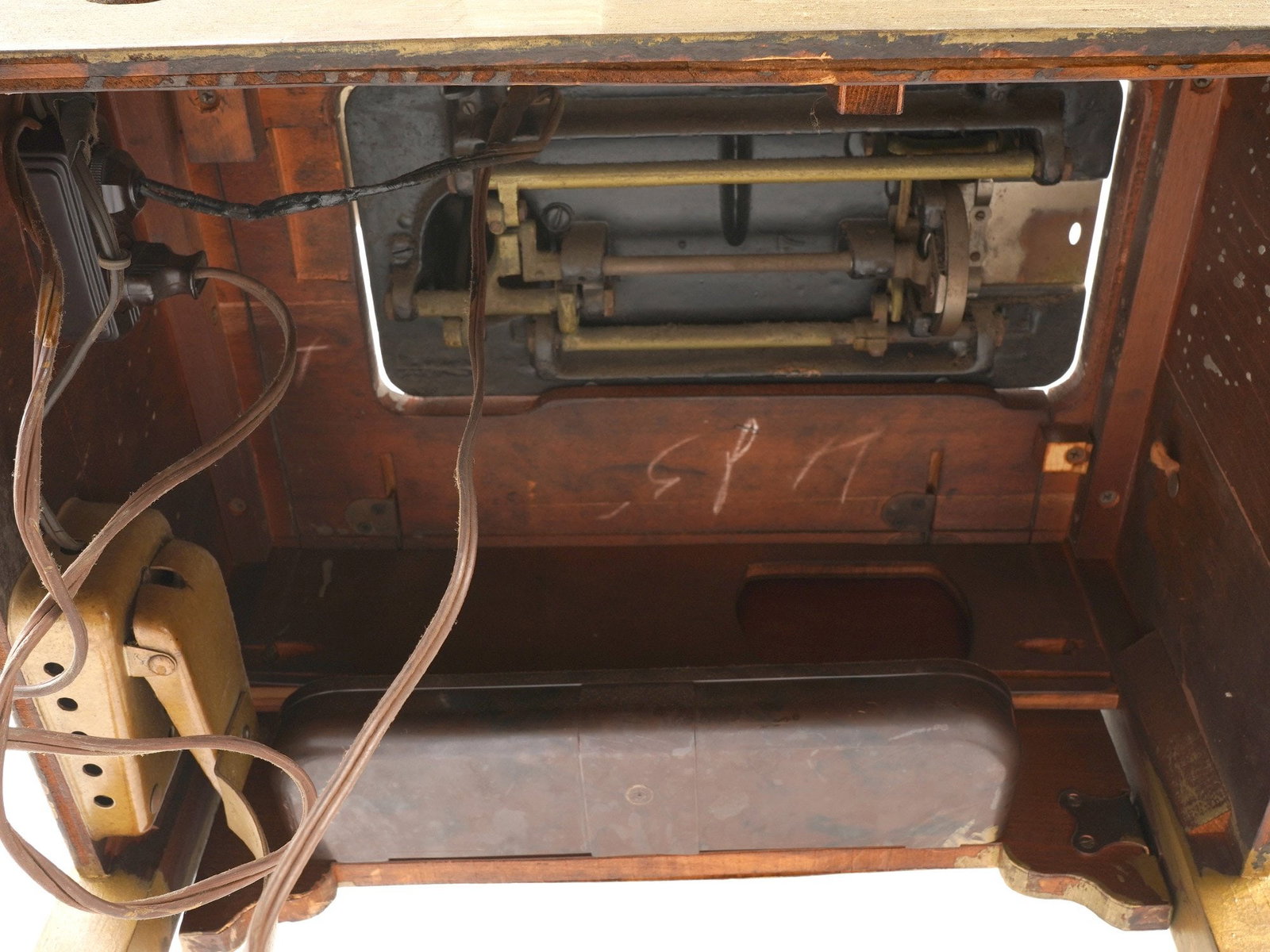 EARLY 20TH C SINGER SPHINX SEWING MACHINE - 13