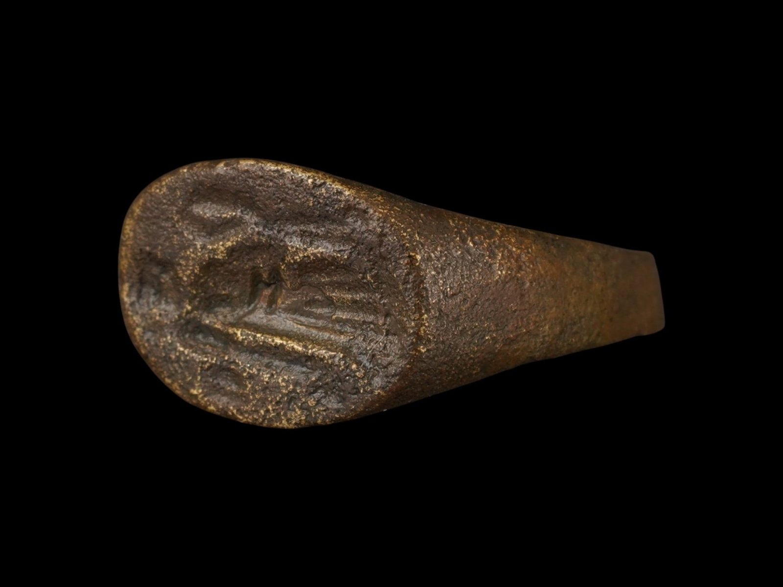 ANCIENT HELLENISTIC BRONZE SIGNET RING APHRODITE MIRROR: An ancient Hellenistic bronze signet ring dating to circa 300 to 100 BC, featuring an intaglio engraving of Aphrodite holding a hand mirror. Ancient Artifacts And Historical Collectibles. THIS LOT IS 