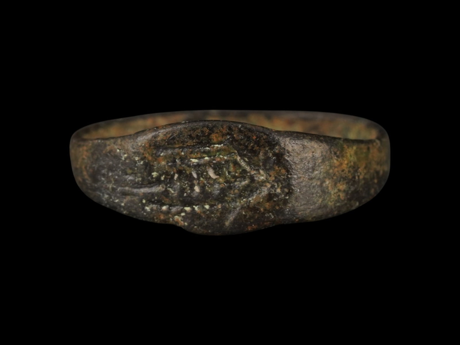 ANCIENT ROMAN JUDAICA BRONZE SIGNET RING SECOND TEMPLE: An ancient Roman Judaica bronze signet ring dating to circa 300 to 100 BC, featuring a flattened bezel engraved with a stylized temple motif associated with the Second Temple. Ancient Artifacts And Hi