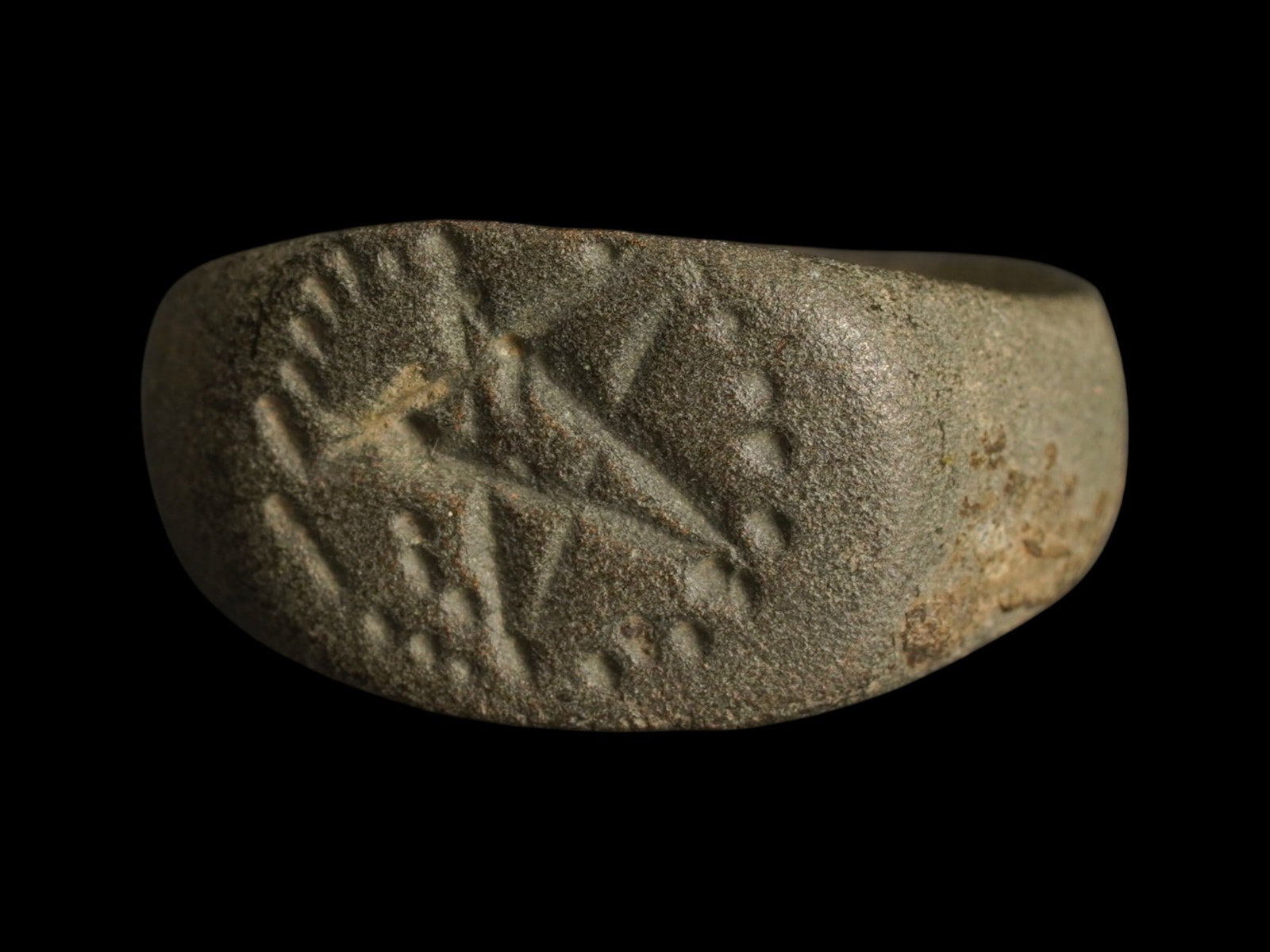 ANCIENT HOLY LAND JUDAICA BRONZE STAR SIGNET RING: An Ancient Holy Land bronze signet ring. Ca. 200 to 400 AD. The crown is etched with a five-pointed star. Collectible Archaeological Finds And Relics, Jewelry, Judaica. THIS LOT IS ELIGIBLE FOR A 30-D