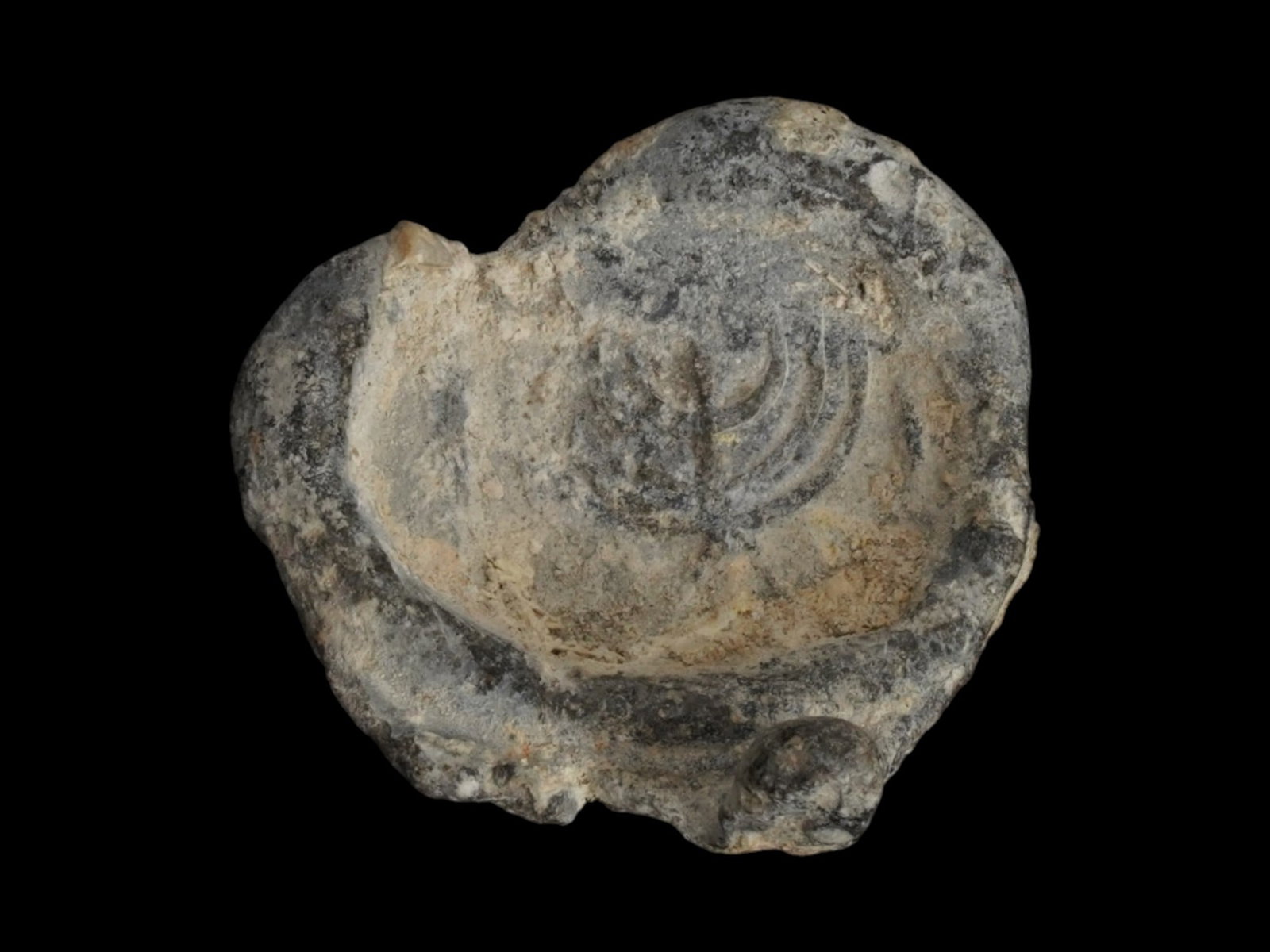 ANCIENT ROMAN JUDAICA MENORAH LEAD STAMP SEAL: An Ancient Roman Empire lead seal stamp. Dating back to ca. 100 to 300 AD. The seal depicts a menorah. Historical Collectibles And Archaeological Relics, Stamps And Seals, Judaica, Religious Items. TH