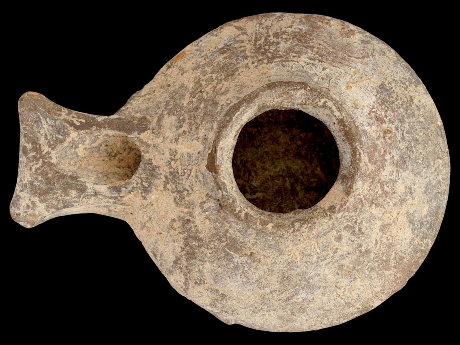 ANCIENT ROMAN HERODIAN JUDAICA TERRACOTTA OIL LAMP: An ancient Herodian Judaica terracotta oil lamp dating to the Roman period, approximately 100 to 300 AD, representative of the distinctive wheel-made lamps widely used in Jerusalem during the time of 