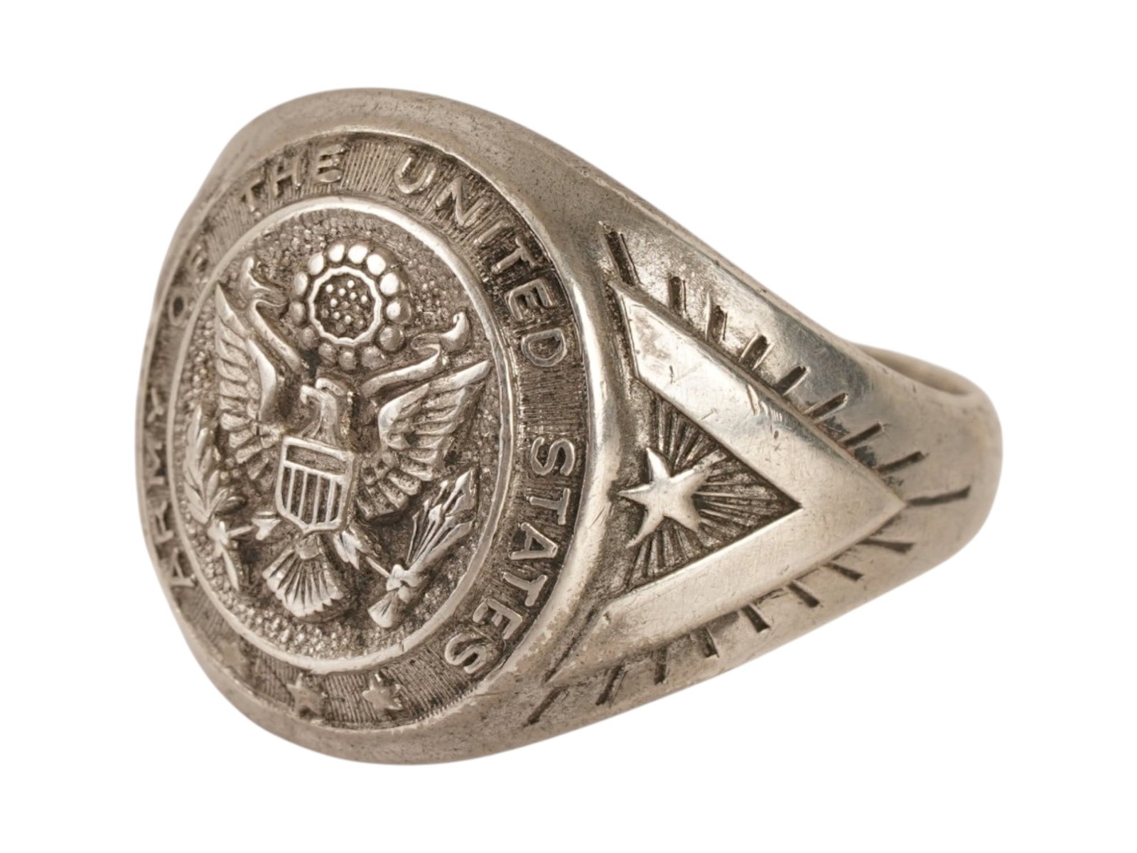 US AIR FORCE STERLING SILVER SIGNET RING: A vintage sterling silver signet ring. The crown features a relief emblem of the U.S. Air Force. Marked Sterling on the inside. Jewelry, Militaria, Americana, Collectibles. Weight: 9.6 g. THIS LOT IS
