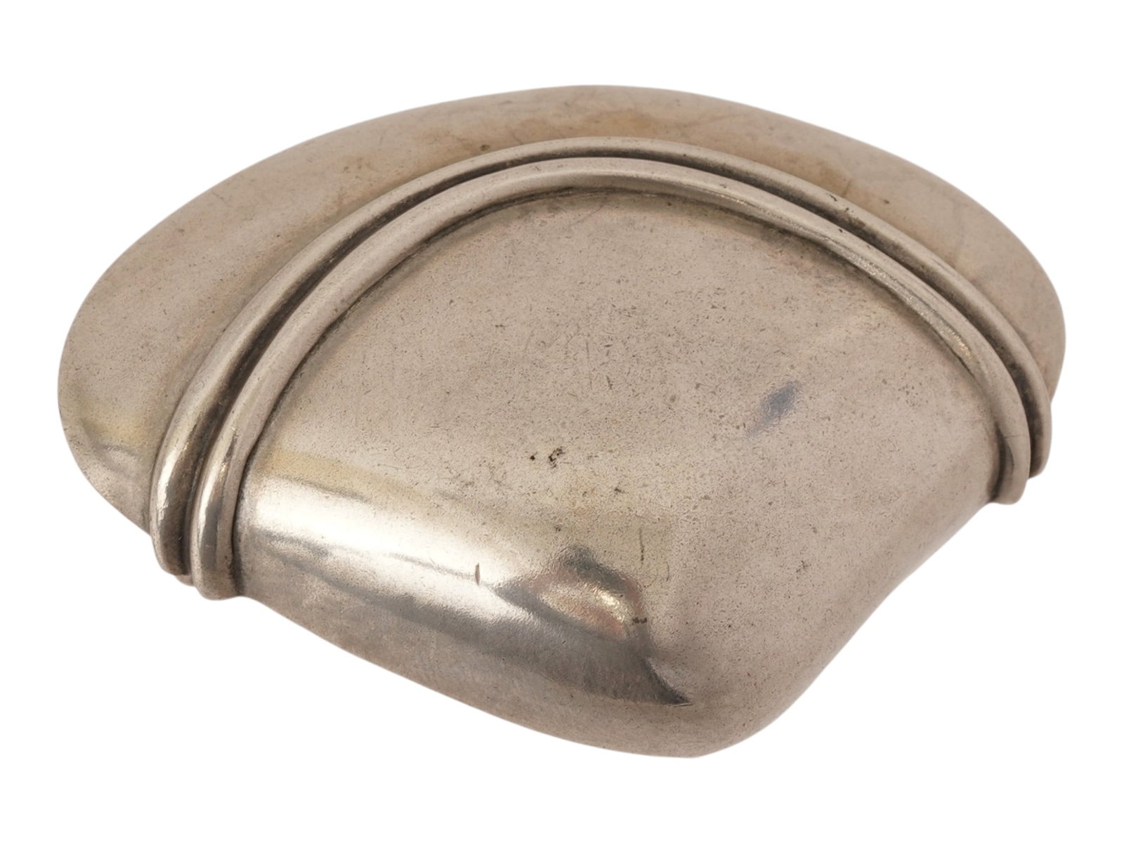 VINTAGE METROPOLITAN MUSEUM ART STERLING SILVER BROOCH: A vintage Metropolitan Museum of Art sterling silver reproduction brooch, designed in a sleek abstract crescent or fan-like modernist form. The polished piece features a raised sweeping ridge and is f