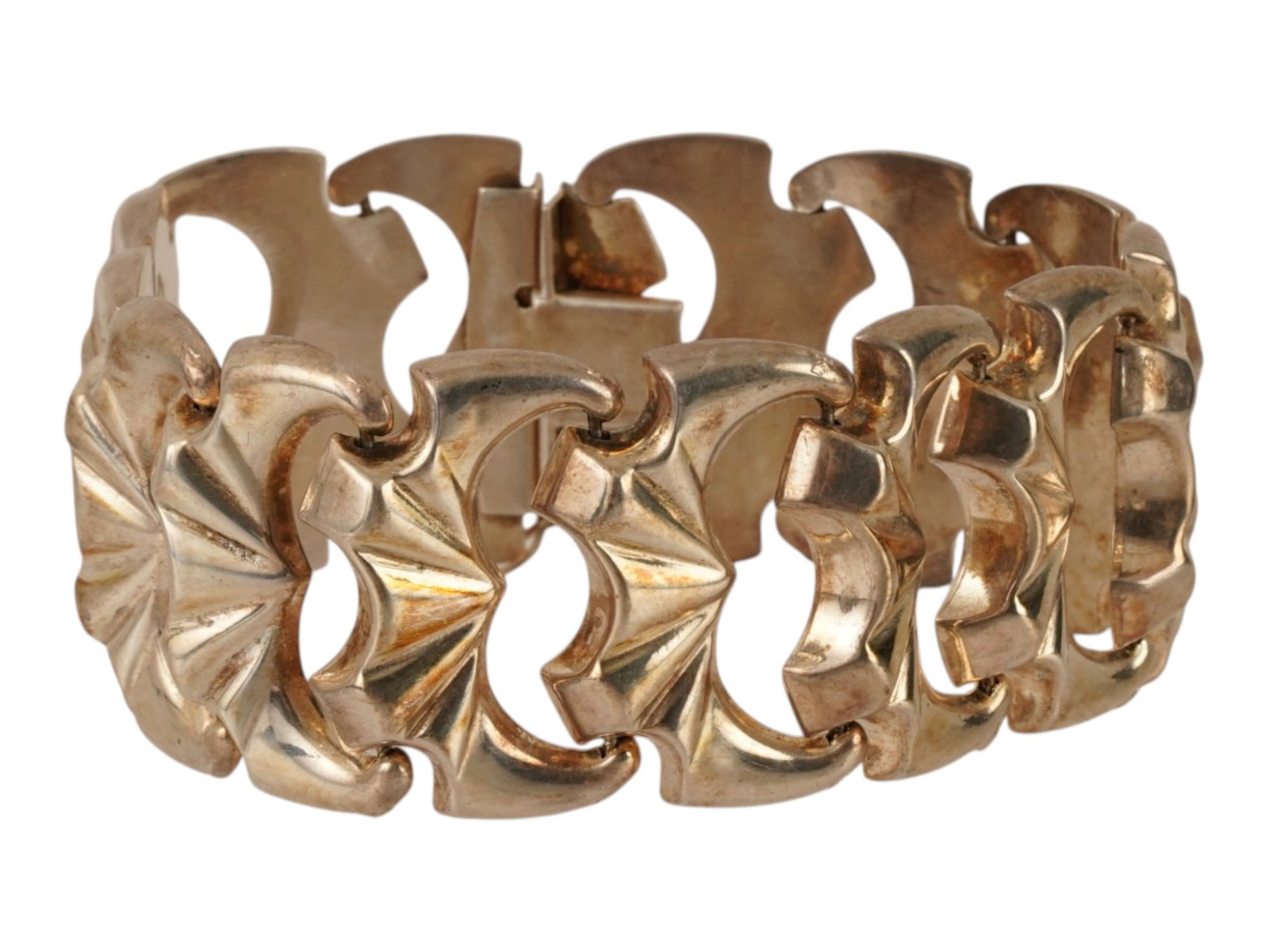 ARTICULATED DESIGN STERLING SILVER DECORATIVE BRACELET: An articulated link bracelet, constructed from sterling silver featuring a gold vermeil finish throughout. The design consists of fourteen repeating panels, each cast with a stylized shell or fan moti