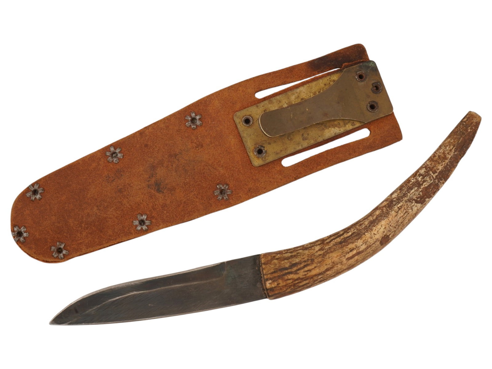 HUNTING KNIFE W NATURAL HANDLE AND LEATHER SHEATH: A vintage hunting knife featuring a single edged steel blade integrated into a curved, natural material hilt. The handle retains its organic texture and terminates in a rounded pommel. Completed with 