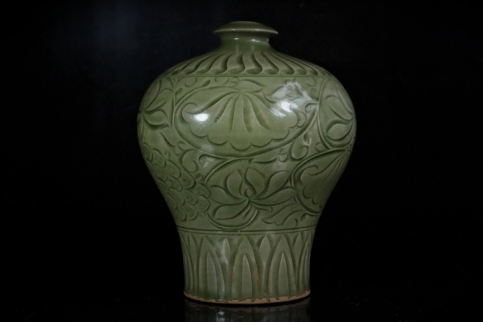 A longquan 'peafowl and flower'vase: A longquan 'peafowl and flower'vase Chinese Ming Dynasty Size:14cmx18cm(1in=2.54cmï¼‰