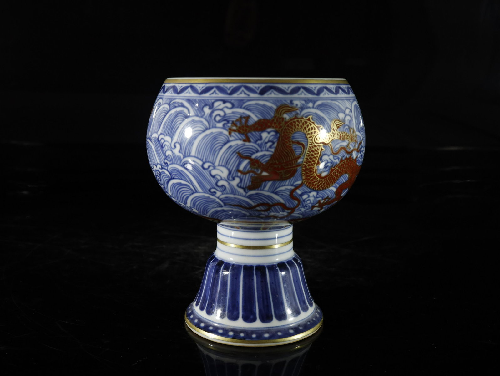 A blue and white iron-red 'dragon' cup: A blue and white iron-red 'dragon' cup Chinese Ming Dynasty Mark of XuanDe Size:15cmx16cm
