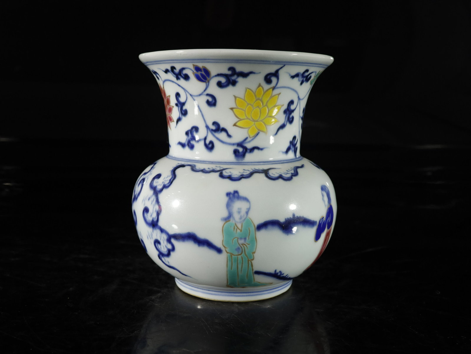 A blue and white jar: A blue and white jar Chinese Ming Dynasty Mark of XuanDe Size:14cmx15cm