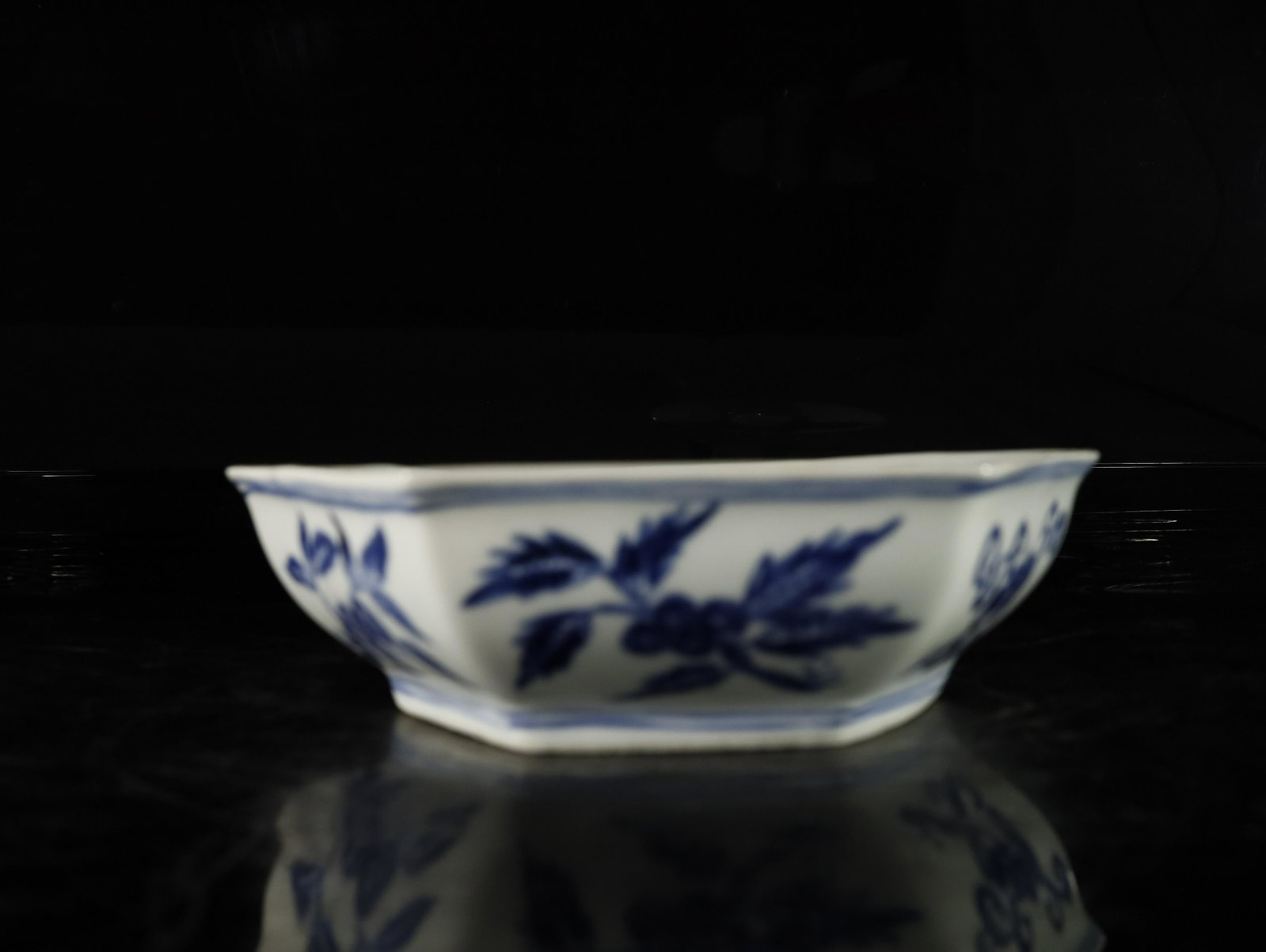 A blue and white 'flower' dish: A blue and white 'flower' dish Chinese Ming Dynasty Mark of XuanDe Size:21cmx6cm