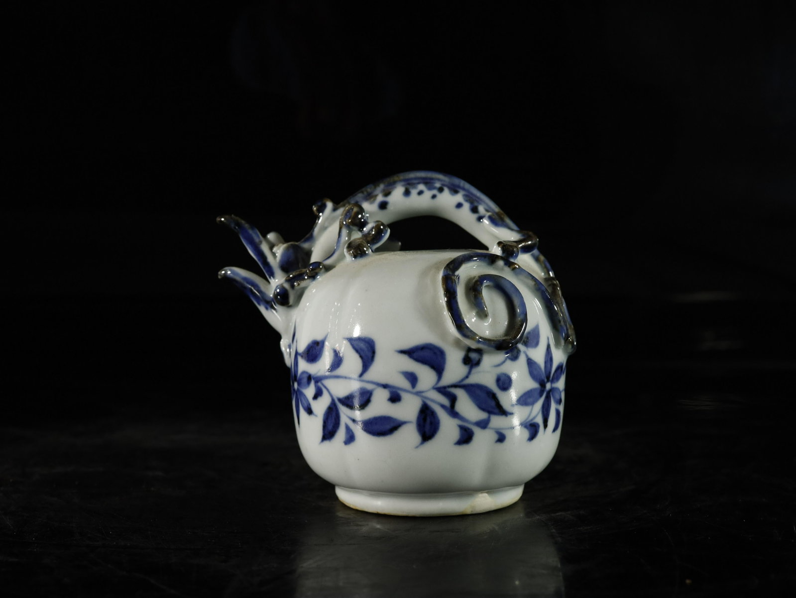 A blue and white 'flower' teapot: A blue and white 'flower' teapot Chinese Ming Dynasty size: 11cmx10cm