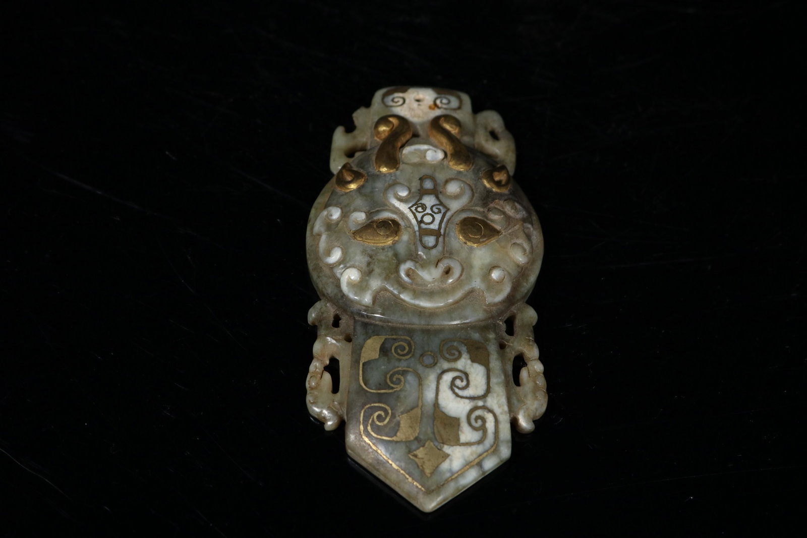 A white jade painted gold ornament: A white jade painted gold ornament Chinese Han Dynasty Size:10.6cmx5.1cmx1.5cm Weight:106g