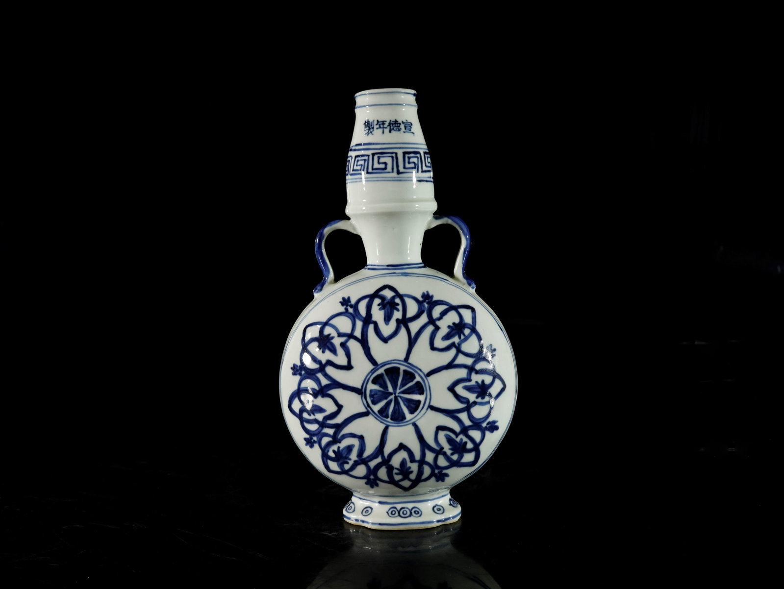 A blue and white vase: A blue and white vase Chinese Ming Dynasty Mark of XuanDe Size:16cmx10cmx29cm