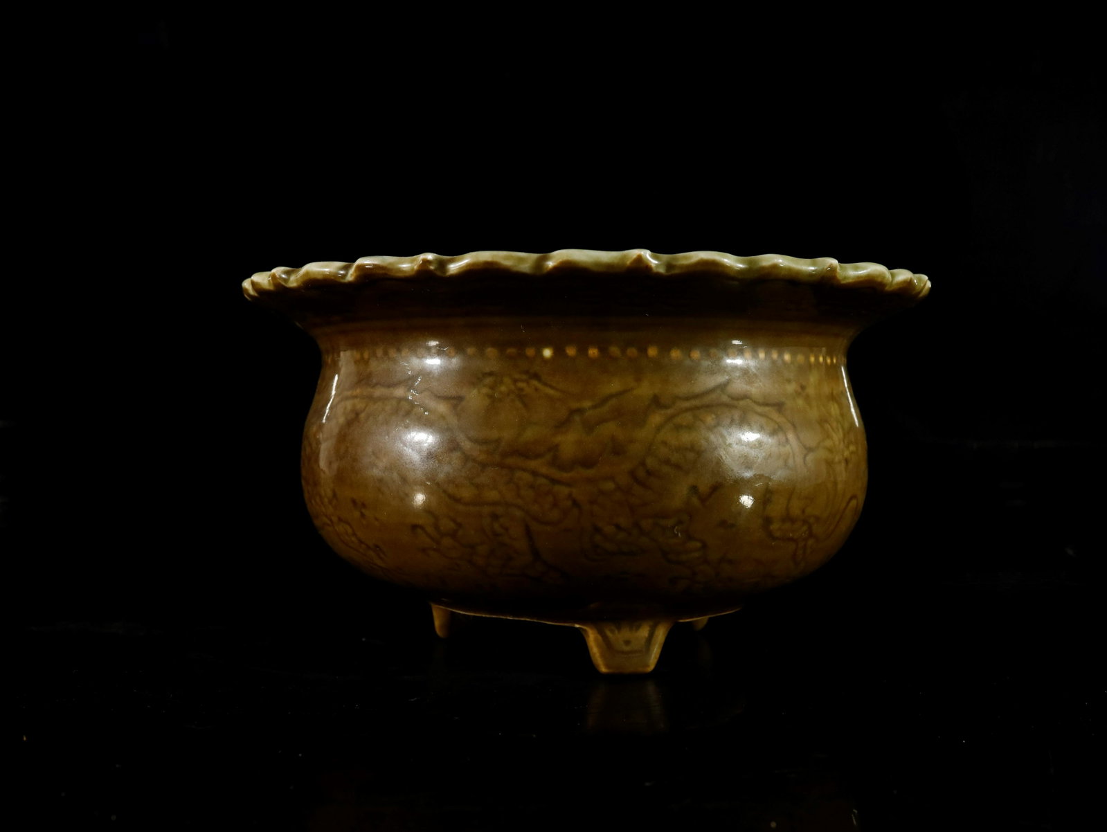 A blue and white painted color 'dragon' tripod: A blue and white painted color 'dragon' tripod Chinese Ming Dynasty Mark of YongLe size: ï¼š20cmx11cm