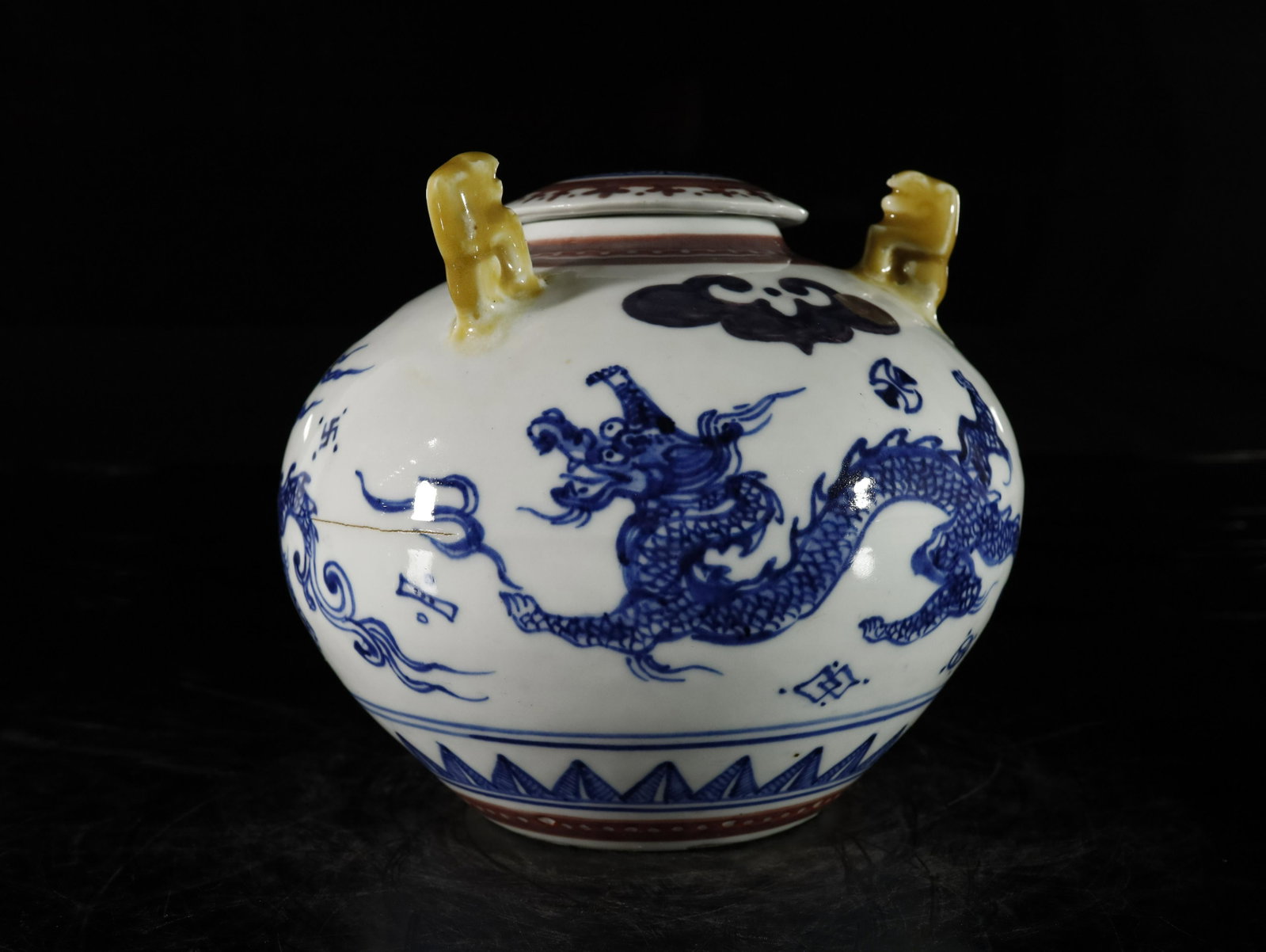A blue and white 'dragon' censer: A blue and white 'dragon' censer Chinese Ming Dynasty Mark of YongLe Size:21cmx18cm