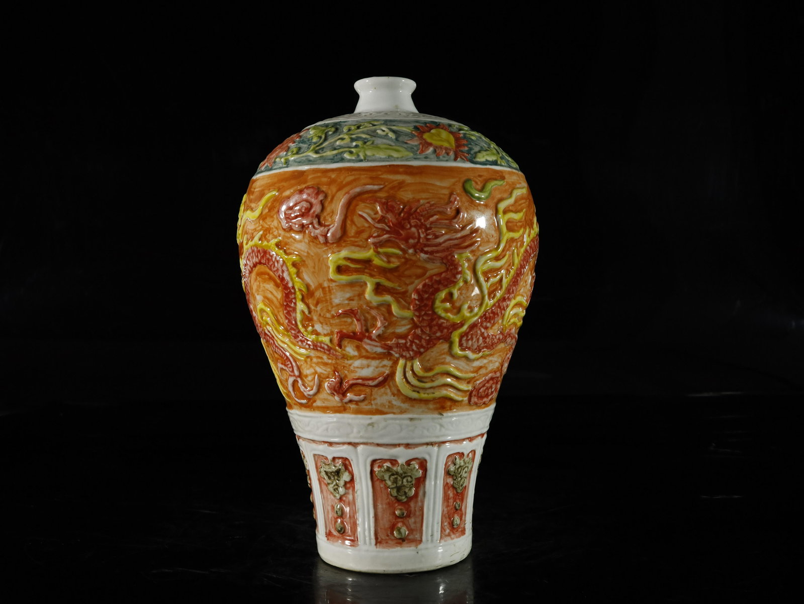 A white-glazed paiinted colour 'dragon' vase: A white-glazed paiinted colour 'dragon' vase Chinese Ming Dynasty Mark of XuanDe Size:23cmx35cm