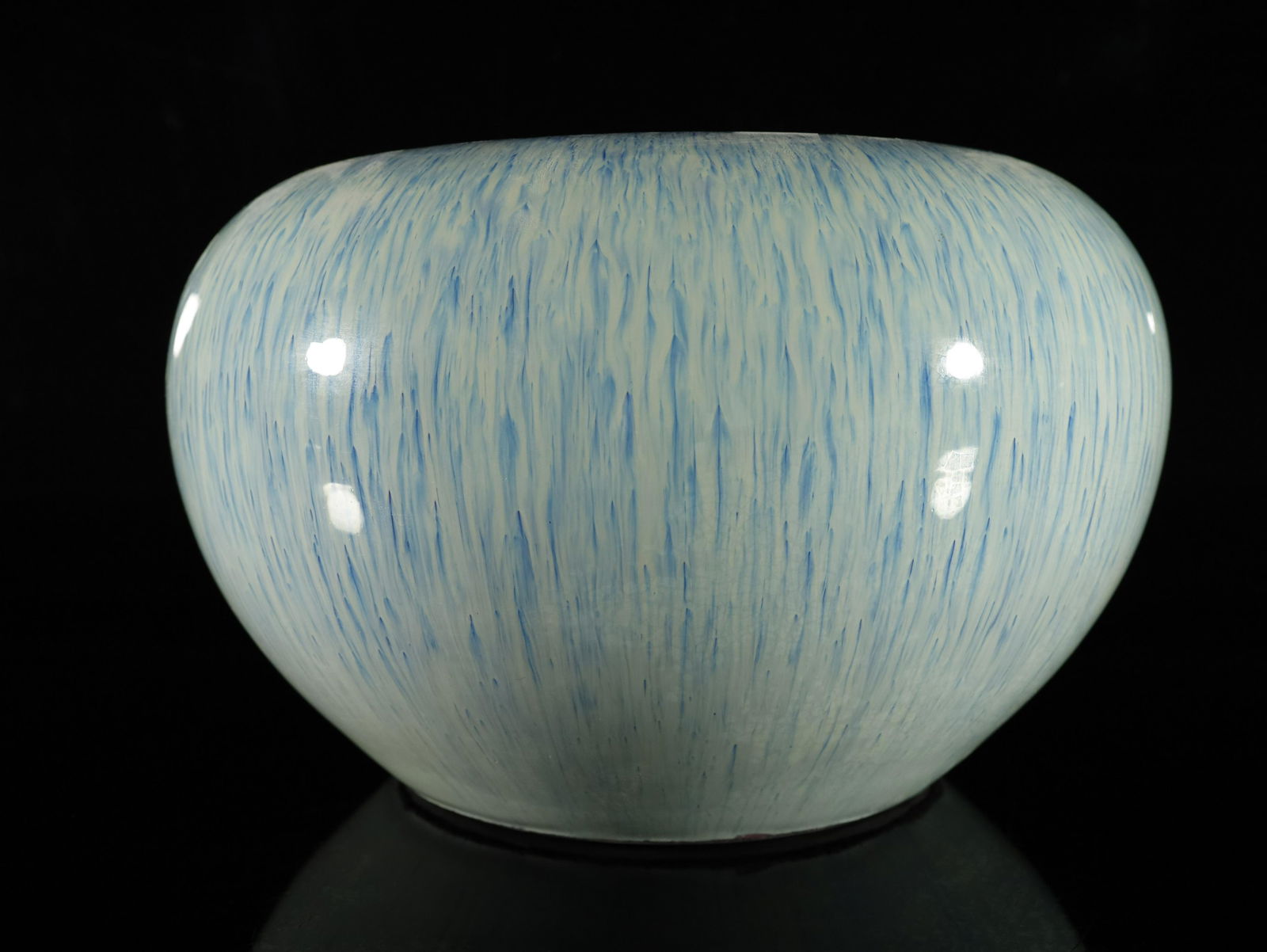 A Transmutation Glaze Jar: A Transmutation Glaze Jar Chinese Qing Dynasty Mark of Qianlong Size:25cmx16cm