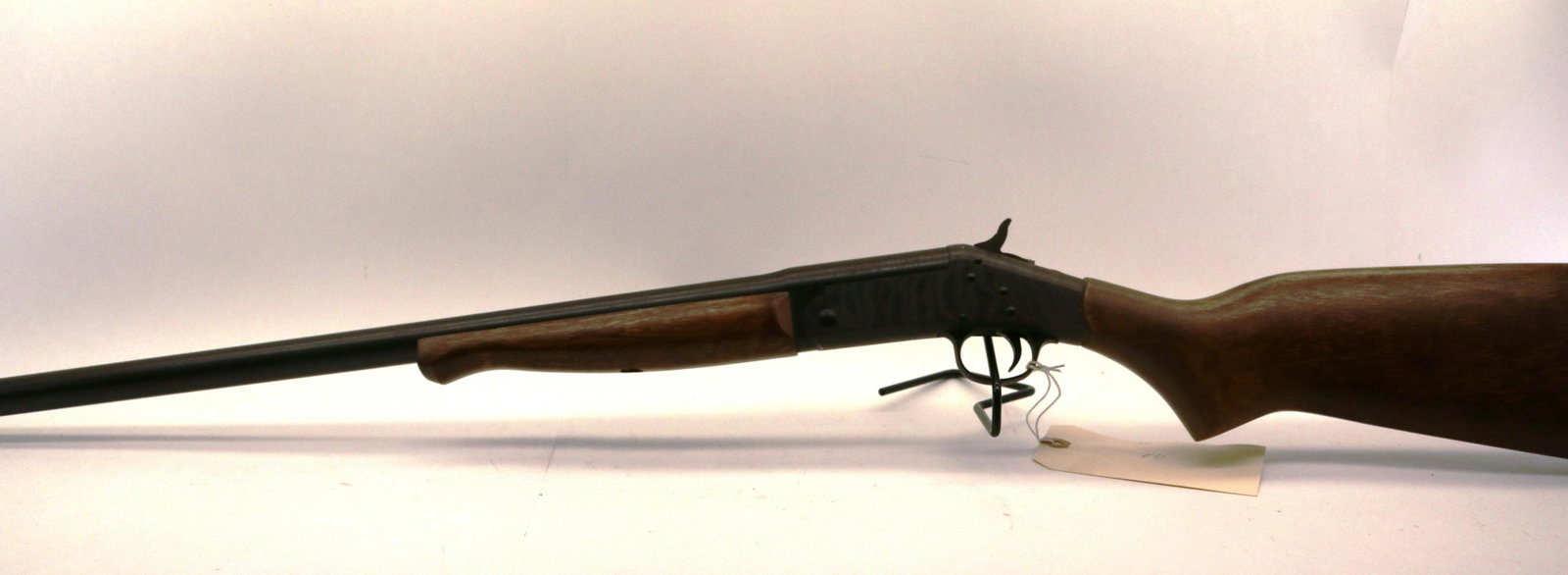 New England Pardner 12 Gauge Single Shot Shotgun: 27.5" modified choke barrel 2 3/4 & 3" shells bore the clean and bright stock is solid with no cracks Case Hardened