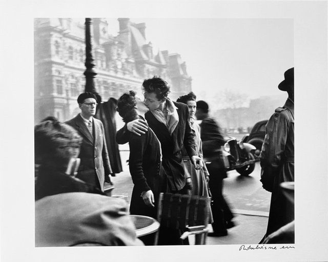 ROBERT DOISNEAU, "LE BAISER DE L'HOTEL DE VILLE" (1 of 2)