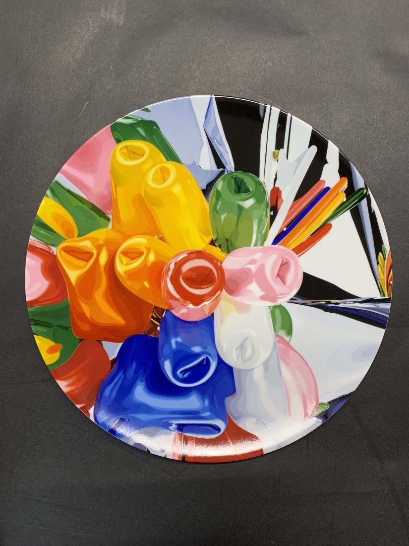 JEFF KOONS, "TULIPS COUPE PLATE": Jeff Koons "Tulips Coupe Plate". Year 2013. Screenprint in colours on a porcelain plate. Diameter 31 cm. Edition 860/2500. Signed in gold pen, dated and numbered on verso. Produced by Bernardaud, Limo