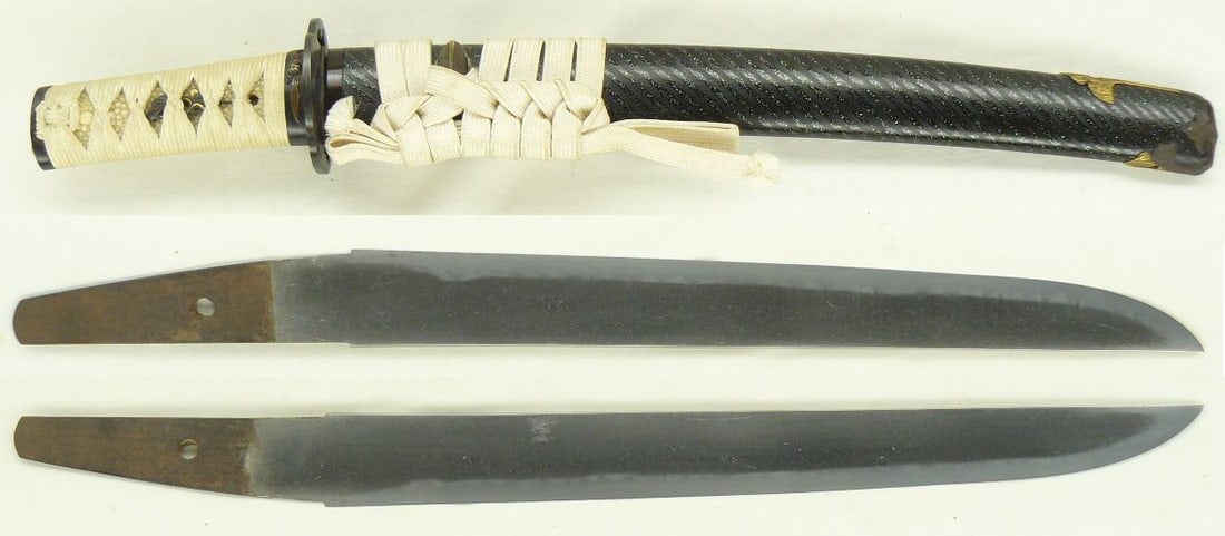 Shinshinto Tanto Mumei, Aogai Lacquer Koshirae: Shinshinto Tanto unsigned mumei Aogai lacquer Chiisa katana koshirae Nagasa 27.0 cm Sori 0.0 cm Hole 1 Style: Hira-zukuri Iori-mune Jidai Period: Edo, 19th Century Jigane: Itame with Moku Hamon: